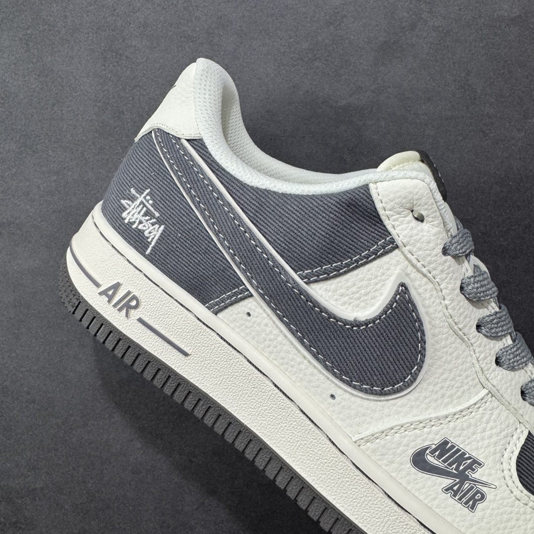 图片[6]-【定制版】Stussy x Nike Air Force 1 Low 斯图西 x 耐克 空军一号 低帮 联名米白灰 鞋身整体采用灰色帆布搭配米白色皮革框架覆盖层，设计独特且充满时尚感；鞋身两侧Swoosh Logo采用灰色帆布点缀，后跟装饰片使用白色制作，鞋头处迷你Swoosh Logo采用灰色压印妆点，鞋舌标签上以Stussy字样呈现，后跟Nike Swoosh Logo及Air辅以灰色刺绣打造，后跟侧方印有Stussy字样，彰显联名身份；最后以米白色中底搭配灰色橡胶外底完善整体设计收尾。 货号：JP8028-011 尺码：36-45带半码 编码：HXSB310320-选品中心