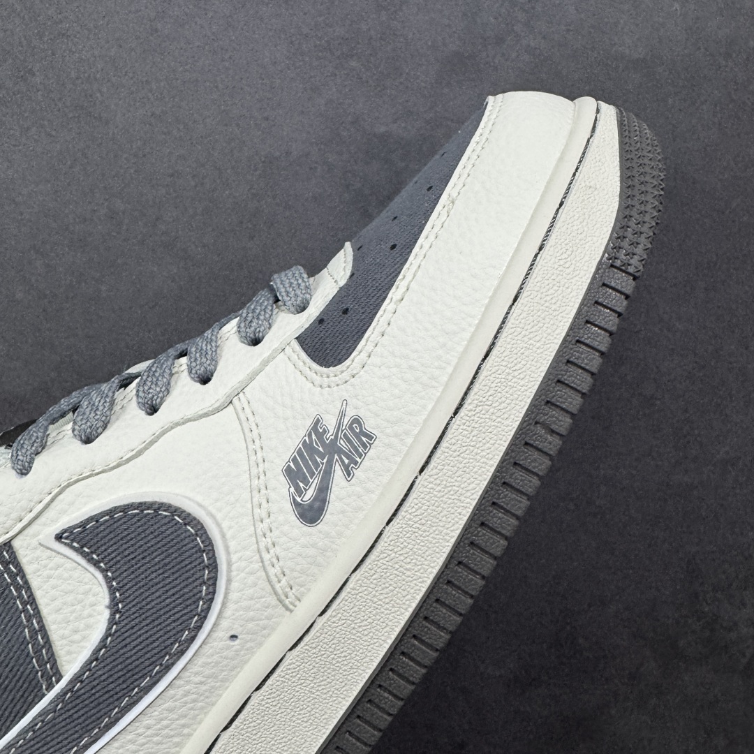 图片[5]-【定制版】Stussy x Nike Air Force 1 Low 斯图西 x 耐克 空军一号 低帮 联名米白灰 鞋身整体采用灰色帆布搭配米白色皮革框架覆盖层，设计独特且充满时尚感；鞋身两侧Swoosh Logo采用灰色帆布点缀，后跟装饰片使用白色制作，鞋头处迷你Swoosh Logo采用灰色压印妆点，鞋舌标签上以Stussy字样呈现，后跟Nike Swoosh Logo及Air辅以灰色刺绣打造，后跟侧方印有Stussy字样，彰显联名身份；最后以米白色中底搭配灰色橡胶外底完善整体设计收尾。 货号：JP8028-011 尺码：36-45带半码 编码：HXSB310320-选品中心