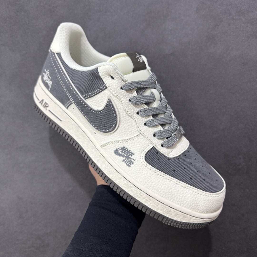 图片[3]-【定制版】Stussy x Nike Air Force 1 Low 斯图西 x 耐克 空军一号 低帮 联名米白灰 鞋身整体采用灰色帆布搭配米白色皮革框架覆盖层，设计独特且充满时尚感；鞋身两侧Swoosh Logo采用灰色帆布点缀，后跟装饰片使用白色制作，鞋头处迷你Swoosh Logo采用灰色压印妆点，鞋舌标签上以Stussy字样呈现，后跟Nike Swoosh Logo及Air辅以灰色刺绣打造，后跟侧方印有Stussy字样，彰显联名身份；最后以米白色中底搭配灰色橡胶外底完善整体设计收尾。 货号：JP8028-011 尺码：36-45带半码 编码：HXSB310320-选品中心