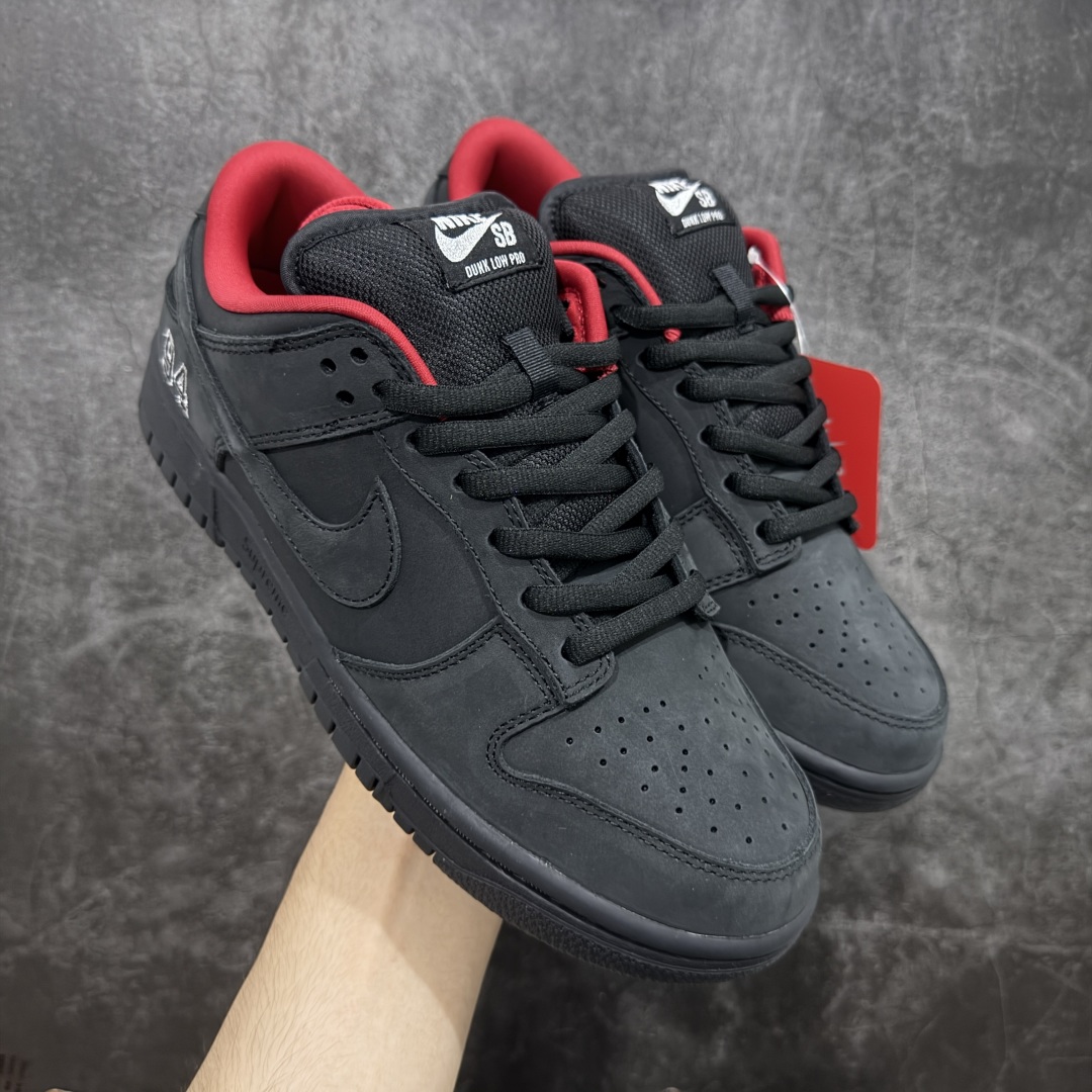 【纯原Z版】Supreme x NK Dunk Low 低帮Sup联名黑红 货号：HQ8487-001 专业dunk大厂出品 品质第一梯队 原材料麂皮打造 原鞋开发 版型完美 全新 Supreme × Nike SB Dunk Low “94” Pack 终于要了 后跟“94”标注Supreme创立年份，中底联名Logo 情怀系列 尺码：36 36.5 37.5 38 38.5 39 40 40.5 41 42 42.5 43 44 44.5 45 46 46.5 47.5-选品中心