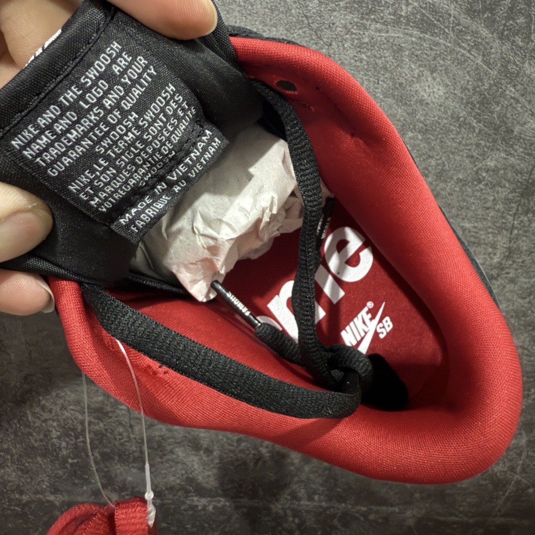 图片[8]-【纯原Z版】Supreme x NK Dunk Low 低帮Sup联名黑红 货号：HQ8487-001 专业dunk大厂出品 品质第一梯队 原材料麂皮打造 原鞋开发 版型完美 全新 Supreme × Nike SB Dunk Low “94” Pack 终于要了 后跟“94”标注Supreme创立年份，中底联名Logo 情怀系列 尺码：36 36.5 37.5 38 38.5 39 40 40.5 41 42 42.5 43 44 44.5 45 46 46.5 47.5-选品中心