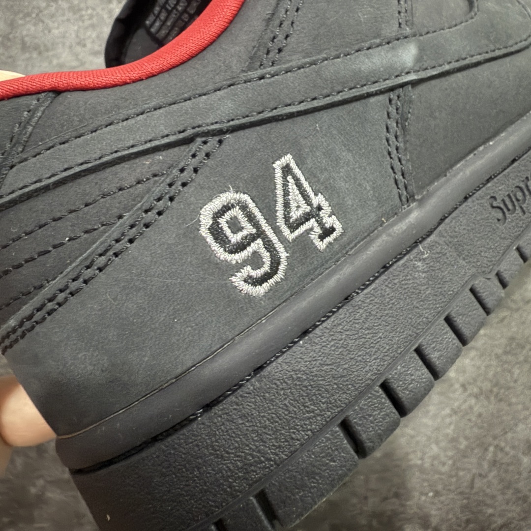 图片[3]-【纯原Z版】Supreme x NK Dunk Low 低帮Sup联名黑红 货号：HQ8487-001 专业dunk大厂出品 品质第一梯队 原材料麂皮打造 原鞋开发 版型完美 全新 Supreme × Nike SB Dunk Low “94” Pack 终于要了 后跟“94”标注Supreme创立年份，中底联名Logo 情怀系列 尺码：36 36.5 37.5 38 38.5 39 40 40.5 41 42 42.5 43 44 44.5 45 46 46.5 47.5-选品中心