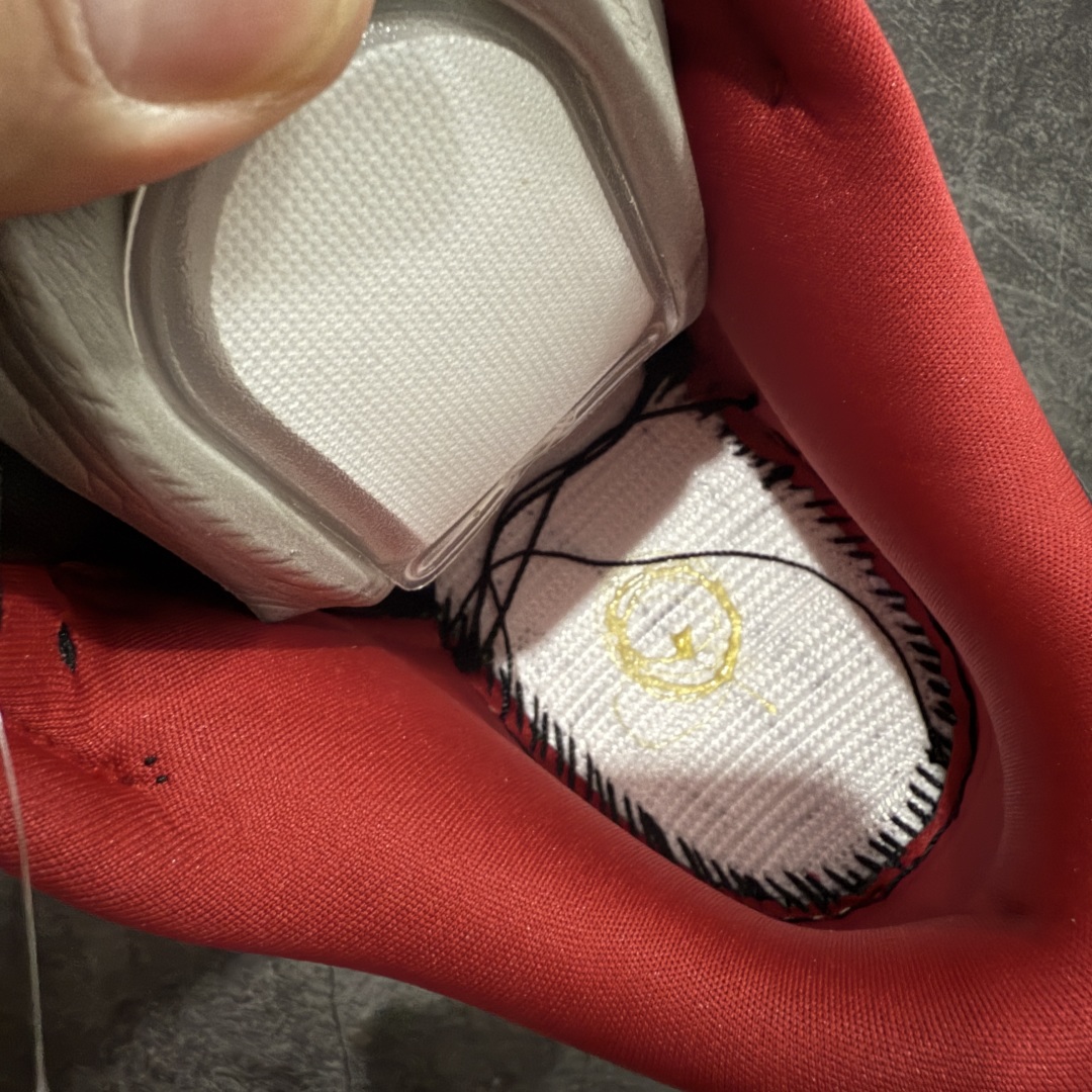 图片[9]-【纯原Z版】Supreme x NK Dunk Low 低帮Sup联名黑红 货号：HQ8487-001 专业dunk大厂出品 品质第一梯队 原材料麂皮打造 原鞋开发 版型完美 全新 Supreme × Nike SB Dunk Low “94” Pack 终于要了 后跟“94”标注Supreme创立年份，中底联名Logo 情怀系列 尺码：36 36.5 37.5 38 38.5 39 40 40.5 41 42 42.5 43 44 44.5 45 46 46.5 47.5-选品中心