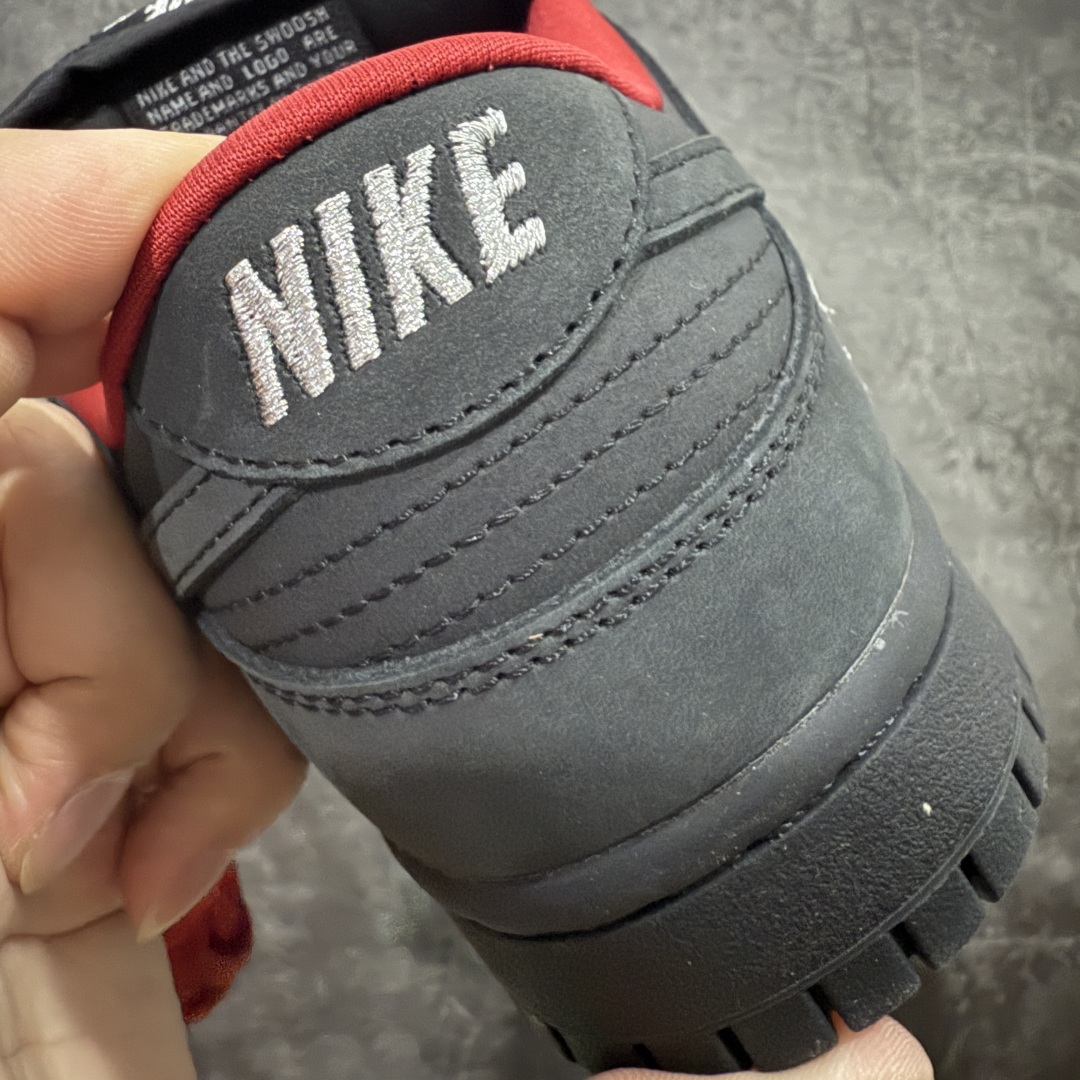 图片[2]-【纯原Z版】Supreme x NK Dunk Low 低帮Sup联名黑红 货号：HQ8487-001 专业dunk大厂出品 品质第一梯队 原材料麂皮打造 原鞋开发 版型完美 全新 Supreme × Nike SB Dunk Low “94” Pack 终于要了 后跟“94”标注Supreme创立年份，中底联名Logo 情怀系列 尺码：36 36.5 37.5 38 38.5 39 40 40.5 41 42 42.5 43 44 44.5 45 46 46.5 47.5-选品中心