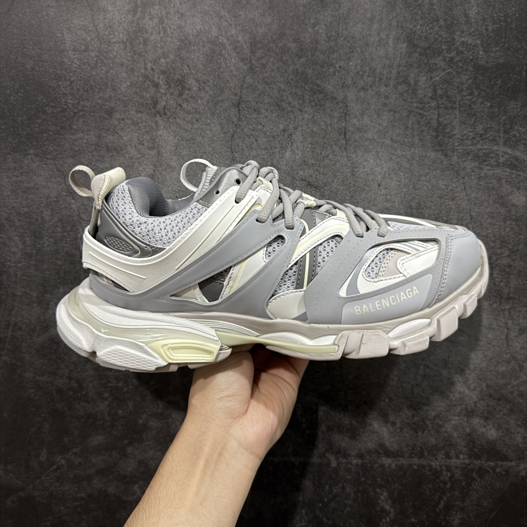 【VG零售版】BALENCIAGA Track 巴黎世家三代复古老爹鞋 全套原纸板楦头开发 最原汁原味的灵魂版型 全鞋荧光划线卡点 胶水把控整洁度追求极致完美 每一双都是工艺品 多重QC质检 超越公司货的品控标准 实实在在的免检产品 原盒原配 正确字体电绣 粗细、位置、大小正确 侧边TPU 透气孔匹配意产原版 正确气垫分离大底 TPU软底 原版一致大底LOGO 立体感十足 原厂皮料水洗做旧 采购原厂网纱 该款鞋采用网眼布和尼龙制成 不含皮革 鞋舌饰有Track.2橡胶品牌标识 外侧饰有橡胶品牌标识 泡沫后帮压印品牌标识 外底正面压印BB标识 由176块饰片拼接而成的铰接式鞋面 侧面配金属质感网眼布 内面配有额外金属光泽饰件 包含1副鞋带和1副备用鞋带 后帮配有拉环鞋提 动态鞋底设计 为双脚带来后续的助力 尺码:35 36 37 38 39 40 41 42 43 44 45 46-选品中心