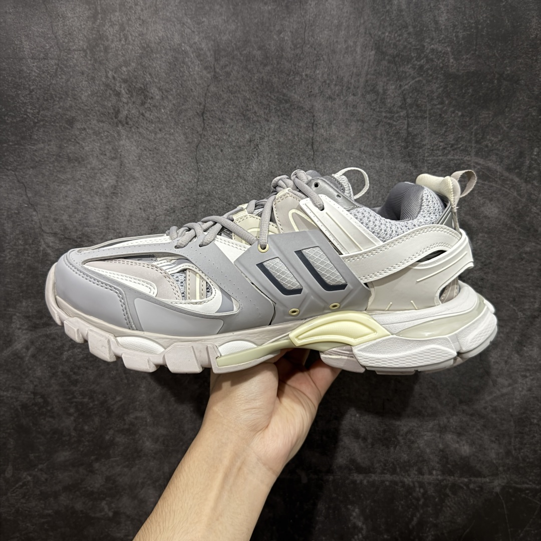 图片[2]-【VG零售版】BALENCIAGA Track 巴黎世家三代复古老爹鞋 全套原纸板楦头开发 最原汁原味的灵魂版型 全鞋荧光划线卡点 胶水把控整洁度追求极致完美 每一双都是工艺品 多重QC质检 超越公司货的品控标准 实实在在的免检产品 原盒原配 正确字体电绣 粗细、位置、大小正确 侧边TPU 透气孔匹配意产原版 正确气垫分离大底 TPU软底 原版一致大底LOGO 立体感十足 原厂皮料水洗做旧 采购原厂网纱 该款鞋采用网眼布和尼龙制成 不含皮革 鞋舌饰有Track.2橡胶品牌标识 外侧饰有橡胶品牌标识 泡沫后帮压印品牌标识 外底正面压印BB标识 由176块饰片拼接而成的铰接式鞋面 侧面配金属质感网眼布 内面配有额外金属光泽饰件 包含1副鞋带和1副备用鞋带 后帮配有拉环鞋提 动态鞋底设计 为双脚带来后续的助力 尺码：35 36 37 38 39 40 41 42 43 44 45 46-选品中心