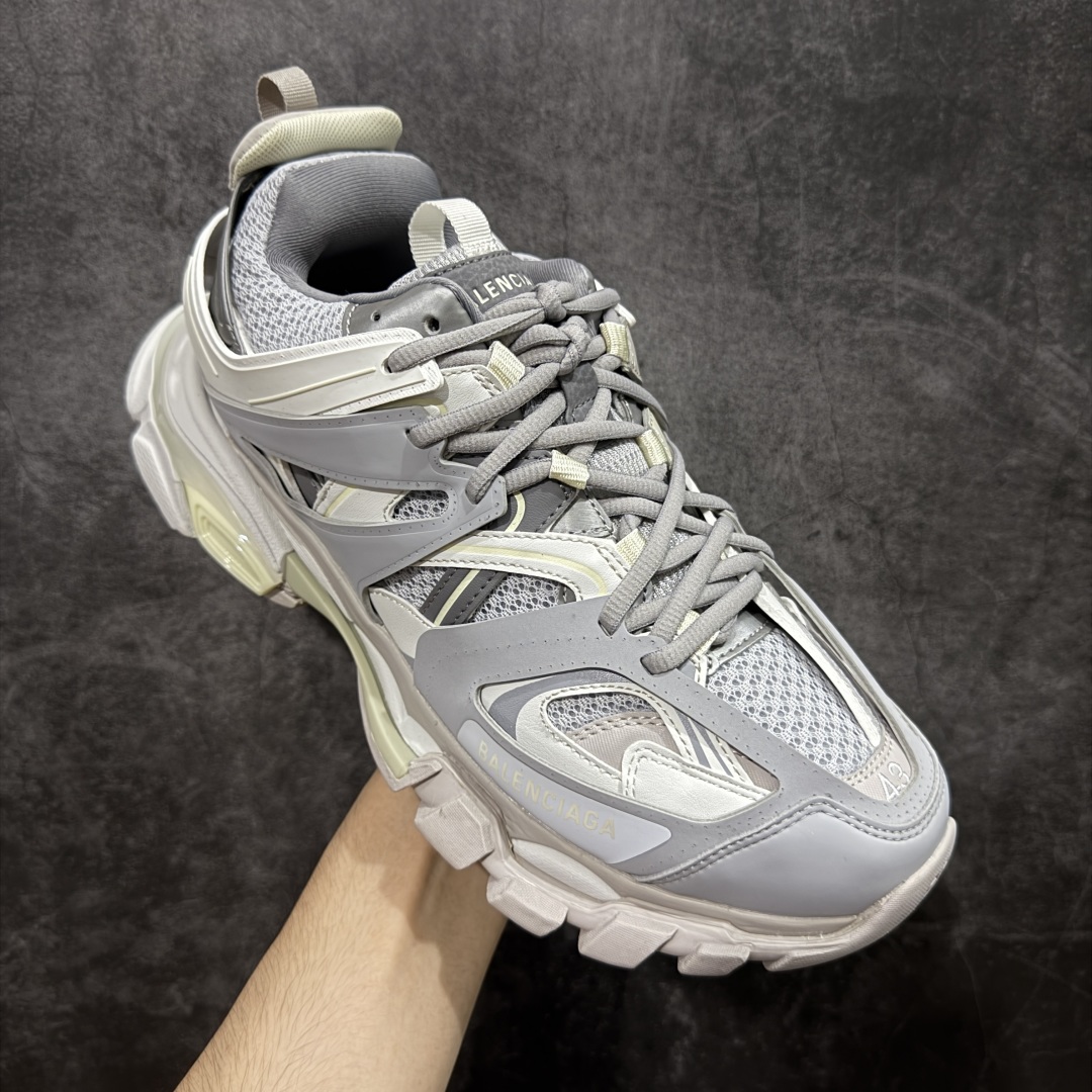 图片[3]-【VG零售版】BALENCIAGA Track 巴黎世家三代复古老爹鞋 全套原纸板楦头开发 最原汁原味的灵魂版型 全鞋荧光划线卡点 胶水把控整洁度追求极致完美 每一双都是工艺品 多重QC质检 超越公司货的品控标准 实实在在的免检产品 原盒原配 正确字体电绣 粗细、位置、大小正确 侧边TPU 透气孔匹配意产原版 正确气垫分离大底 TPU软底 原版一致大底LOGO 立体感十足 原厂皮料水洗做旧 采购原厂网纱 该款鞋采用网眼布和尼龙制成 不含皮革 鞋舌饰有Track.2橡胶品牌标识 外侧饰有橡胶品牌标识 泡沫后帮压印品牌标识 外底正面压印BB标识 由176块饰片拼接而成的铰接式鞋面 侧面配金属质感网眼布 内面配有额外金属光泽饰件 包含1副鞋带和1副备用鞋带 后帮配有拉环鞋提 动态鞋底设计 为双脚带来后续的助力 尺码：35 36 37 38 39 40 41 42 43 44 45 46-选品中心