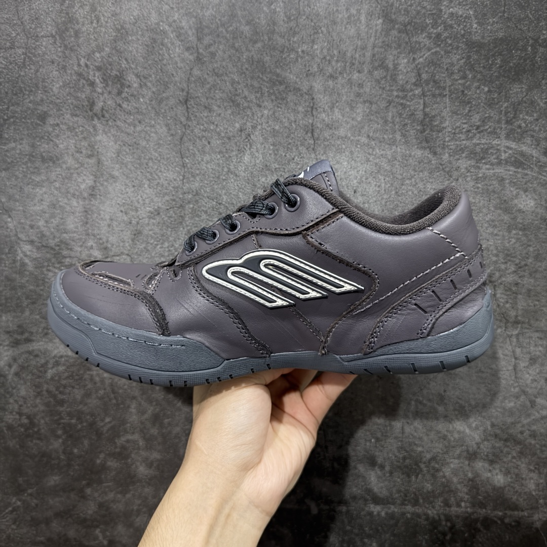 图片[2]-【OK纯原版】Balenciaga Hamptons Worn-Out 巴黎世家十八18代 涤纶（聚酯纤维）牛皮革 圆头系带 低帮 生活休闲鞋板鞋 全套原纸板楦头开发 最原汁原味的灵魂版型 全鞋荧光划线卡点 胶水把控整洁度追求极致完美 每一双都是工艺品 多重QC质检 超越公司货的品控标准 实实在在的免检产品 原盒原配 正确字体电绣 粗细、位置、大小正确 侧边TPU 透气孔匹配意产原版 正确分离大底 TPU软底 原版一致大底LOGO 立体感十足 原厂皮料水洗做旧 采购原厂网纱 偏大一码 尺码：35 36 37 38 39 40 41 42 43 44 45 46-选品中心