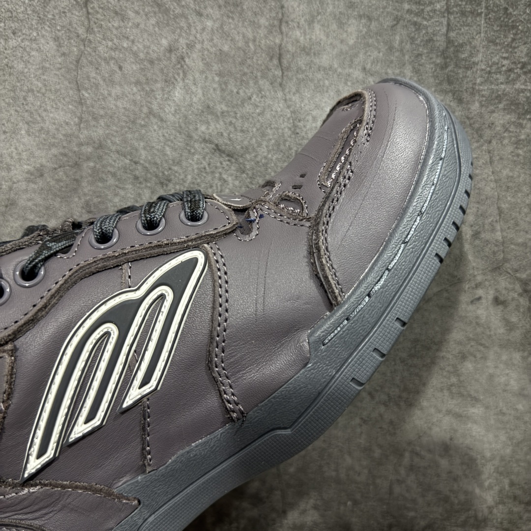 图片[6]-【OK纯原版】Balenciaga Hamptons Worn-Out 巴黎世家十八18代 涤纶（聚酯纤维）牛皮革 圆头系带 低帮 生活休闲鞋板鞋 全套原纸板楦头开发 最原汁原味的灵魂版型 全鞋荧光划线卡点 胶水把控整洁度追求极致完美 每一双都是工艺品 多重QC质检 超越公司货的品控标准 实实在在的免检产品 原盒原配 正确字体电绣 粗细、位置、大小正确 侧边TPU 透气孔匹配意产原版 正确分离大底 TPU软底 原版一致大底LOGO 立体感十足 原厂皮料水洗做旧 采购原厂网纱 偏大一码 尺码：35 36 37 38 39 40 41 42 43 44 45 46-选品中心