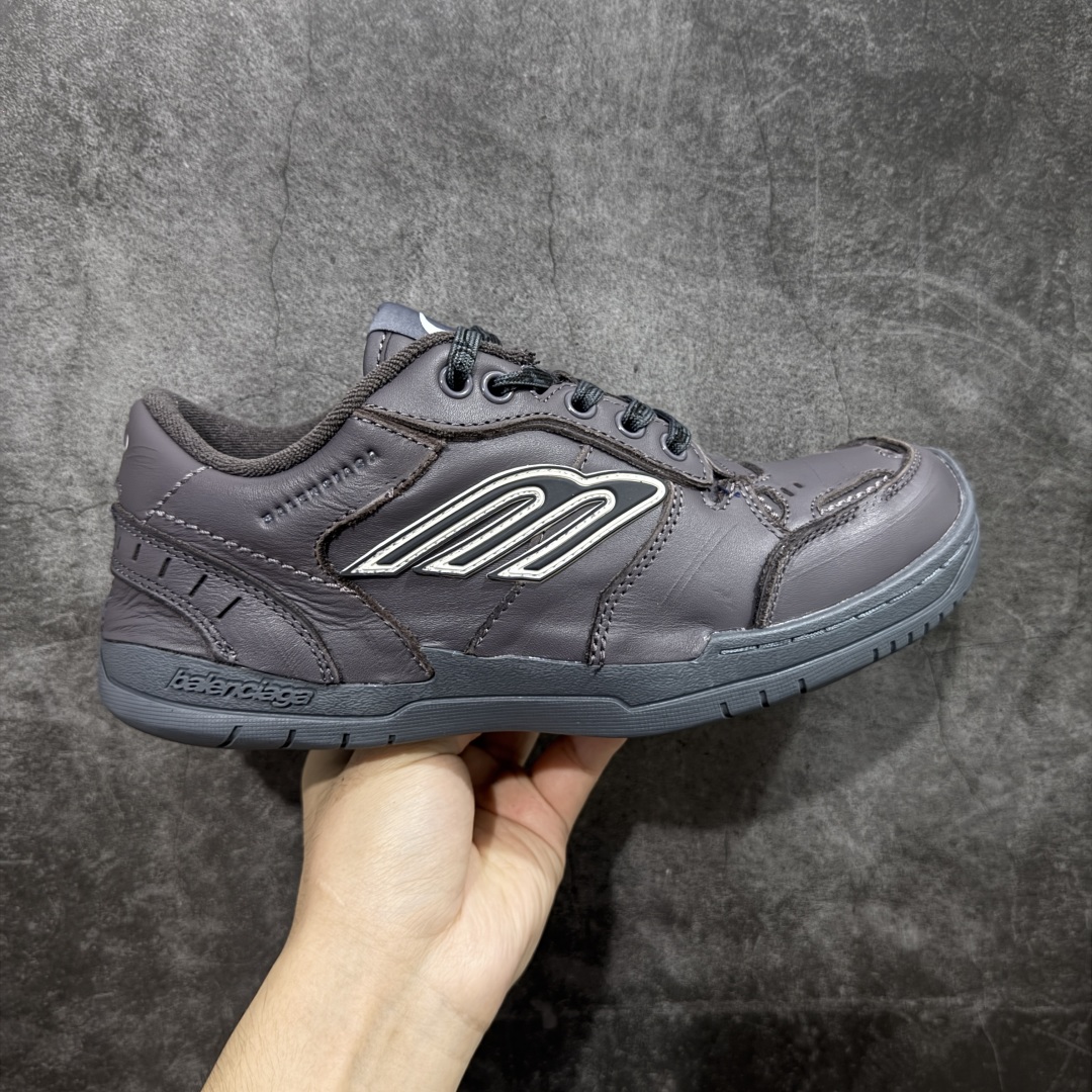 【OK纯原版】Balenciaga Hamptons Worn-Out 巴黎世家十八18代 涤纶(聚酯纤维)牛皮革 圆头系带 低帮 生活休闲鞋板鞋 全套原纸板楦头开发 最原汁原味的灵魂版型 全鞋荧光划线卡点 胶水把控整洁度追求极致完美 每一双都是工艺品 多重QC质检 超越公司货的品控标准 实实在在的免检产品 原盒原配 正确字体电绣 粗细、位置、大小正确 侧边TPU 透气孔匹配意产原版 正确分离大底 TPU软底 原版一致大底LOGO 立体感十足 原厂皮料水洗做旧 采购原厂网纱 偏大一码 尺码:35 36 37 38 39 40 41 42 43 44 45 46-选品中心