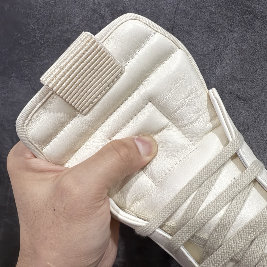 图片[6]-【莞顶渠道】RO欧文斯Rick owens 倒三角 纯白经典搭配色，独特的倒三角和长鞋舌设计 进口原料牛皮 莞产超级顶货 新配色陆续上架 产品只会越做越漂亮💯 鞋头采用原版一致工艺 又翘又歪的效果目前这个技术市面上的任何版本都达不到这个效果 私模开发 细节一步到位不敢说百分百💯保证有百分之98还原 慢工出细活 好的产品不怕晚 这次的开发针对艺术家 收藏家 高品质 的人群 水染粒面小牛皮材质，和针车间距都是极致还原！ 顶级头层的小牛皮，质感无敌，奢侈品的触感！ 定制品牌logo的拉链！超大一比一规格礼盒装，重达3斤以上，外加定制欧文斯保护盒！ 配有日文、英文，双语种配件卡片！细节诠释，一件不落。 鞋盒翻盖 三标，正面+底部都一一做到！虽然增加不了实质的成本，但是打磨产品的细节，再微小也会还原！ 尺码：35 36 37 38 39 40 41 42 43 44 45 46-选品中心