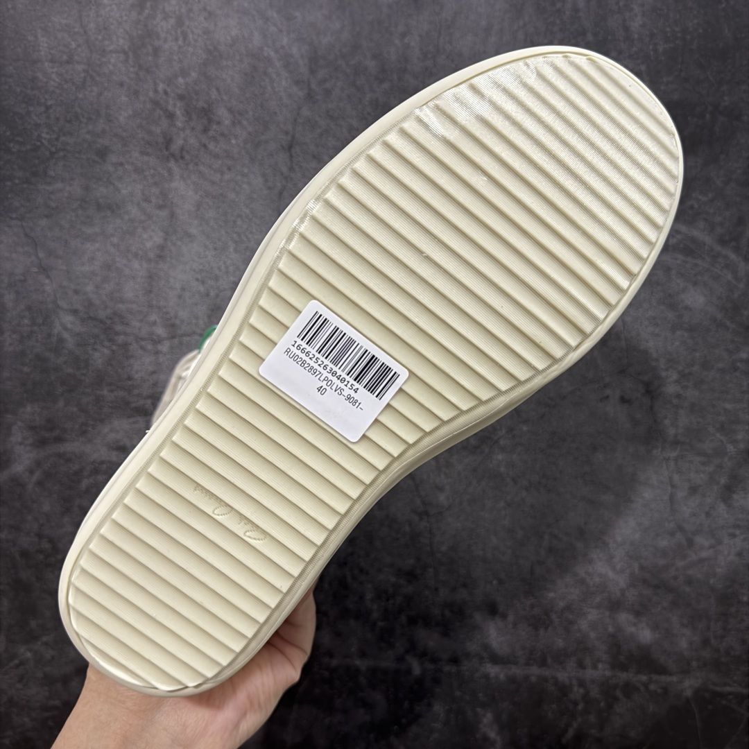图片[9]-【莞顶渠道】RO欧文斯Rick owens 倒三角 纯白经典搭配色，独特的倒三角和长鞋舌设计 进口原料牛皮 莞产超级顶货 新配色陆续上架 产品只会越做越漂亮💯 鞋头采用原版一致工艺 又翘又歪的效果目前这个技术市面上的任何版本都达不到这个效果 私模开发 细节一步到位不敢说百分百💯保证有百分之98还原 慢工出细活 好的产品不怕晚 这次的开发针对艺术家 收藏家 高品质 的人群 水染粒面小牛皮材质，和针车间距都是极致还原！ 顶级头层的小牛皮，质感无敌，奢侈品的触感！ 定制品牌logo的拉链！超大一比一规格礼盒装，重达3斤以上，外加定制欧文斯保护盒！ 配有日文、英文，双语种配件卡片！细节诠释，一件不落。 鞋盒翻盖 三标，正面+底部都一一做到！虽然增加不了实质的成本，但是打磨产品的细节，再微小也会还原！ 尺码：35 36 37 38 39 40 41 42 43 44 45 46-选品中心