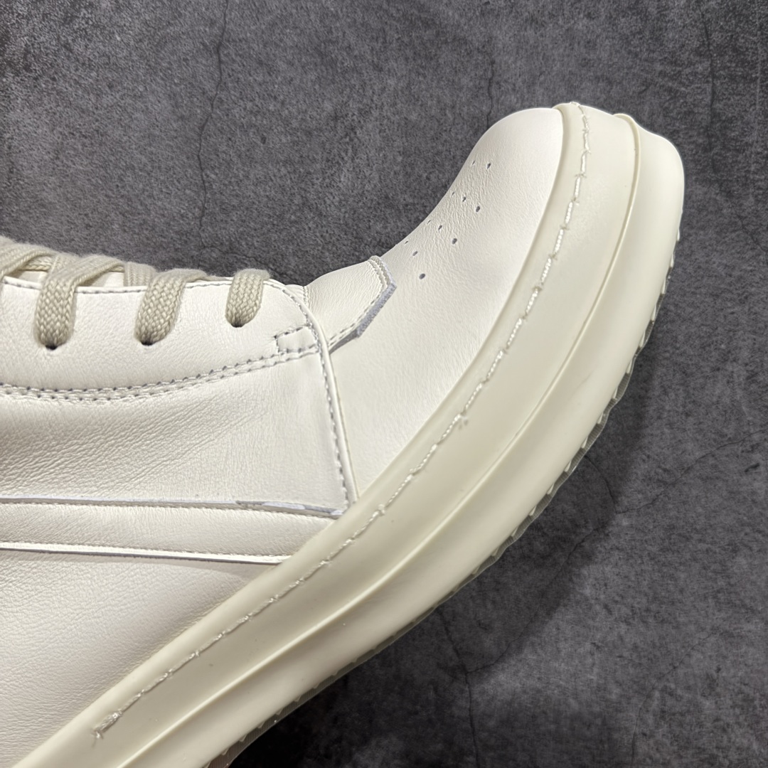 图片[6]-【莞顶渠道】RO欧文斯Rick owens 倒三角 纯白经典搭配色，独特的倒三角和长鞋舌设计 进口原料牛皮 莞产超级顶货 新配色陆续上架 产品只会越做越漂亮💯 鞋头采用原版一致工艺 又翘又歪的效果目前这个技术市面上的任何版本都达不到这个效果 私模开发 细节一步到位不敢说百分百💯保证有百分之98还原 慢工出细活 好的产品不怕晚 这次的开发针对艺术家 收藏家 高品质 的人群 水染粒面小牛皮材质，和针车间距都是极致还原！ 顶级头层的小牛皮，质感无敌，奢侈品的触感！ 定制品牌logo的拉链！超大一比一规格礼盒装，重达3斤以上，外加定制欧文斯保护盒！ 配有日文、英文，双语种配件卡片！细节诠释，一件不落。 鞋盒翻盖 三标，正面+底部都一一做到！虽然增加不了实质的成本，但是打磨产品的细节，再微小也会还原！ 尺码：35 36 37 38 39 40 41 42 43 44 45 46-选品中心