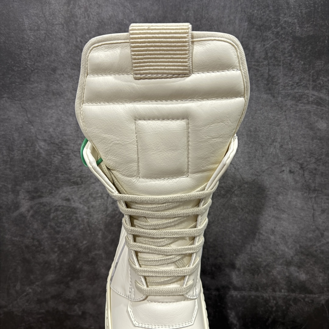 图片[8]-【莞顶渠道】RO欧文斯Rick owens 倒三角 纯白经典搭配色，独特的倒三角和长鞋舌设计 进口原料牛皮 莞产超级顶货 新配色陆续上架 产品只会越做越漂亮💯 鞋头采用原版一致工艺 又翘又歪的效果目前这个技术市面上的任何版本都达不到这个效果 私模开发 细节一步到位不敢说百分百💯保证有百分之98还原 慢工出细活 好的产品不怕晚 这次的开发针对艺术家 收藏家 高品质 的人群 水染粒面小牛皮材质，和针车间距都是极致还原！ 顶级头层的小牛皮，质感无敌，奢侈品的触感！ 定制品牌logo的拉链！超大一比一规格礼盒装，重达3斤以上，外加定制欧文斯保护盒！ 配有日文、英文，双语种配件卡片！细节诠释，一件不落。 鞋盒翻盖 三标，正面+底部都一一做到！虽然增加不了实质的成本，但是打磨产品的细节，再微小也会还原！ 尺码：35 36 37 38 39 40 41 42 43 44 45 46-选品中心