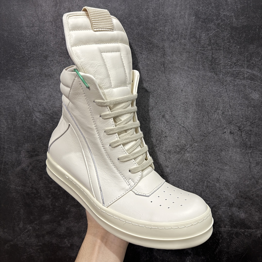 图片[3]-【莞顶渠道】RO欧文斯Rick owens 倒三角 纯白经典搭配色，独特的倒三角和长鞋舌设计 进口原料牛皮 莞产超级顶货 新配色陆续上架 产品只会越做越漂亮💯 鞋头采用原版一致工艺 又翘又歪的效果目前这个技术市面上的任何版本都达不到这个效果 私模开发 细节一步到位不敢说百分百💯保证有百分之98还原 慢工出细活 好的产品不怕晚 这次的开发针对艺术家 收藏家 高品质 的人群 水染粒面小牛皮材质，和针车间距都是极致还原！ 顶级头层的小牛皮，质感无敌，奢侈品的触感！ 定制品牌logo的拉链！超大一比一规格礼盒装，重达3斤以上，外加定制欧文斯保护盒！ 配有日文、英文，双语种配件卡片！细节诠释，一件不落。 鞋盒翻盖 三标，正面+底部都一一做到！虽然增加不了实质的成本，但是打磨产品的细节，再微小也会还原！ 尺码：35 36 37 38 39 40 41 42 43 44 45 46-选品中心