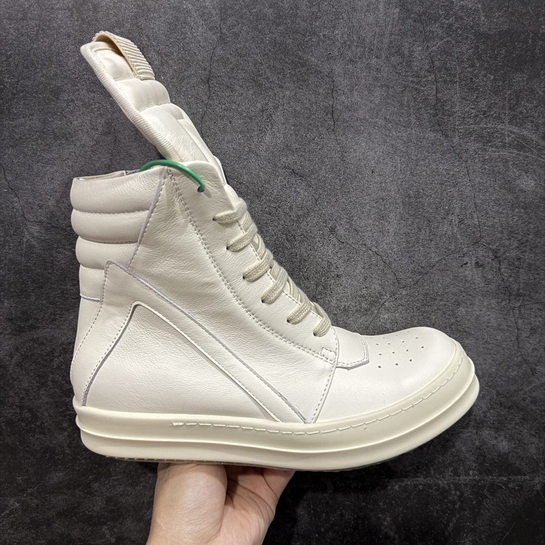 【莞顶渠道】RO欧文斯Rick owens 倒三角 纯白经典搭配色,独特的倒三角和长鞋舌设计 进口原料牛皮 莞产超级顶货 新配色陆续上架 产品只会越做越漂亮💯 鞋头采用原版一致工艺 又翘又歪的效果目前这个技术市面上的任何版本都达不到这个效果 私模开发 细节一步到位不敢说百分百💯保证有百分之98还原 慢工出细活 好的产品不怕晚 这次的开发针对艺术家 收藏家 高品质 的人群 水染粒面小牛皮材质,和针车间距都是极致还原! 顶级头层的小牛皮,质感无敌,奢侈品的触感! 定制品牌logo的拉链!超大一比一规格礼盒装,重达3斤以上,外加定制欧文斯保护盒! 配有日文、英文,双语种配件卡片!细节诠释,一件不落。 鞋盒翻盖 三标,正面+底部都一一做到!虽然增加不了实质的成本,但是打磨产品的细节,再微小也会还原! 尺码:35 36 37 38 39 40 41 42 43 44 45 46-选品中心