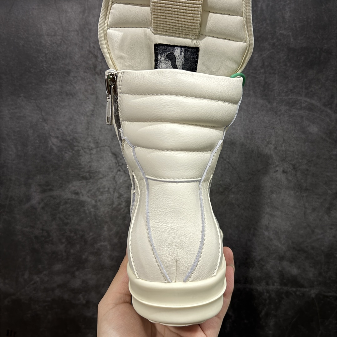 图片[4]-【莞顶渠道】RO欧文斯Rick owens 倒三角 纯白经典搭配色，独特的倒三角和长鞋舌设计 进口原料牛皮 莞产超级顶货 新配色陆续上架 产品只会越做越漂亮💯 鞋头采用原版一致工艺 又翘又歪的效果目前这个技术市面上的任何版本都达不到这个效果 私模开发 细节一步到位不敢说百分百💯保证有百分之98还原 慢工出细活 好的产品不怕晚 这次的开发针对艺术家 收藏家 高品质 的人群 水染粒面小牛皮材质，和针车间距都是极致还原！ 顶级头层的小牛皮，质感无敌，奢侈品的触感！ 定制品牌logo的拉链！超大一比一规格礼盒装，重达3斤以上，外加定制欧文斯保护盒！ 配有日文、英文，双语种配件卡片！细节诠释，一件不落。 鞋盒翻盖 三标，正面+底部都一一做到！虽然增加不了实质的成本，但是打磨产品的细节，再微小也会还原！ 尺码：35 36 37 38 39 40 41 42 43 44 45 46-选品中心