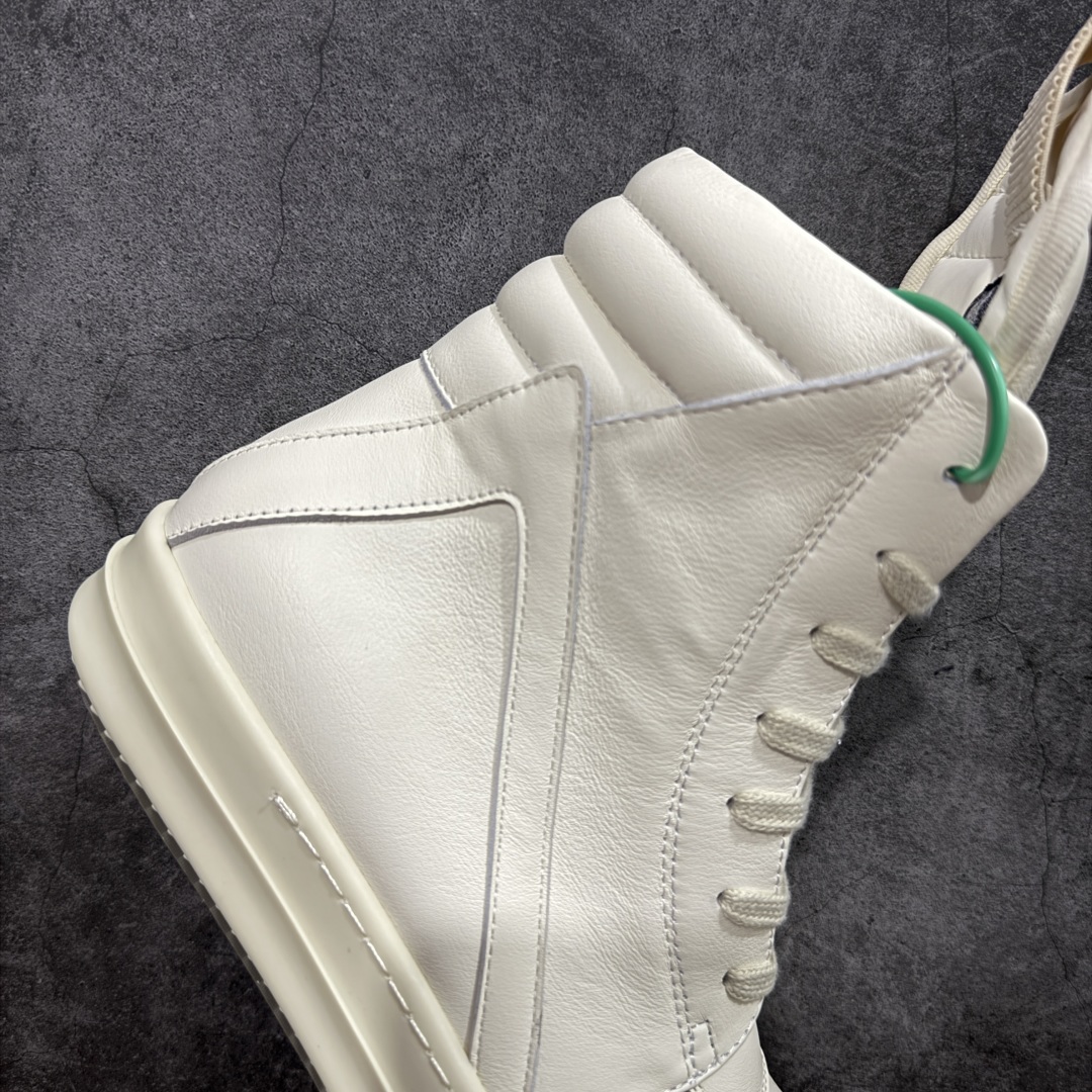 图片[7]-【莞顶渠道】RO欧文斯Rick owens 倒三角 纯白经典搭配色，独特的倒三角和长鞋舌设计 进口原料牛皮 莞产超级顶货 新配色陆续上架 产品只会越做越漂亮💯 鞋头采用原版一致工艺 又翘又歪的效果目前这个技术市面上的任何版本都达不到这个效果 私模开发 细节一步到位不敢说百分百💯保证有百分之98还原 慢工出细活 好的产品不怕晚 这次的开发针对艺术家 收藏家 高品质 的人群 水染粒面小牛皮材质，和针车间距都是极致还原！ 顶级头层的小牛皮，质感无敌，奢侈品的触感！ 定制品牌logo的拉链！超大一比一规格礼盒装，重达3斤以上，外加定制欧文斯保护盒！ 配有日文、英文，双语种配件卡片！细节诠释，一件不落。 鞋盒翻盖 三标，正面+底部都一一做到！虽然增加不了实质的成本，但是打磨产品的细节，再微小也会还原！ 尺码：35 36 37 38 39 40 41 42 43 44 45 46-选品中心