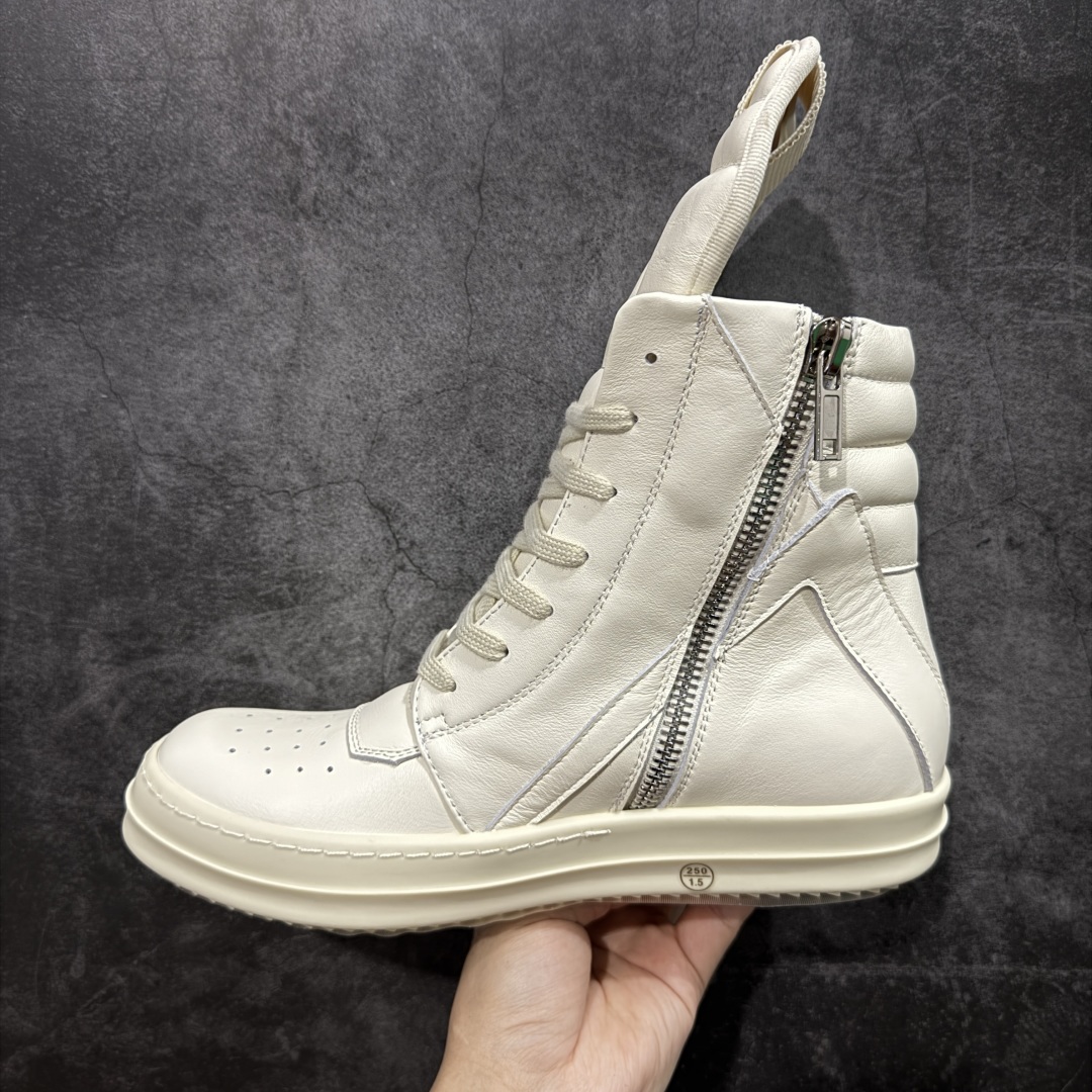 图片[2]-【莞顶渠道】RO欧文斯Rick owens 倒三角 纯白经典搭配色，独特的倒三角和长鞋舌设计 进口原料牛皮 莞产超级顶货 新配色陆续上架 产品只会越做越漂亮💯 鞋头采用原版一致工艺 又翘又歪的效果目前这个技术市面上的任何版本都达不到这个效果 私模开发 细节一步到位不敢说百分百💯保证有百分之98还原 慢工出细活 好的产品不怕晚 这次的开发针对艺术家 收藏家 高品质 的人群 水染粒面小牛皮材质，和针车间距都是极致还原！ 顶级头层的小牛皮，质感无敌，奢侈品的触感！ 定制品牌logo的拉链！超大一比一规格礼盒装，重达3斤以上，外加定制欧文斯保护盒！ 配有日文、英文，双语种配件卡片！细节诠释，一件不落。 鞋盒翻盖 三标，正面+底部都一一做到！虽然增加不了实质的成本，但是打磨产品的细节，再微小也会还原！ 尺码：35 36 37 38 39 40 41 42 43 44 45 46-选品中心