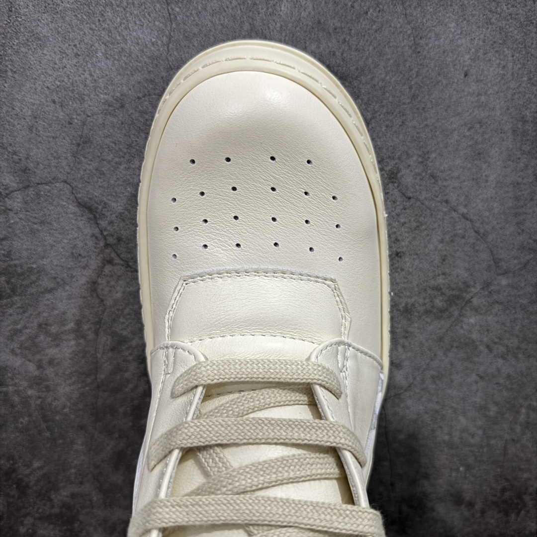 图片[5]-【莞顶渠道】RO欧文斯Rick owens 倒三角 纯白经典搭配色，独特的倒三角和长鞋舌设计 进口原料牛皮 莞产超级顶货 新配色陆续上架 产品只会越做越漂亮💯 鞋头采用原版一致工艺 又翘又歪的效果目前这个技术市面上的任何版本都达不到这个效果 私模开发 细节一步到位不敢说百分百💯保证有百分之98还原 慢工出细活 好的产品不怕晚 这次的开发针对艺术家 收藏家 高品质 的人群 水染粒面小牛皮材质，和针车间距都是极致还原！ 顶级头层的小牛皮，质感无敌，奢侈品的触感！ 定制品牌logo的拉链！超大一比一规格礼盒装，重达3斤以上，外加定制欧文斯保护盒！ 配有日文、英文，双语种配件卡片！细节诠释，一件不落。 鞋盒翻盖 三标，正面+底部都一一做到！虽然增加不了实质的成本，但是打磨产品的细节，再微小也会还原！ 尺码：35 36 37 38 39 40 41 42 43 44 45 46-选品中心