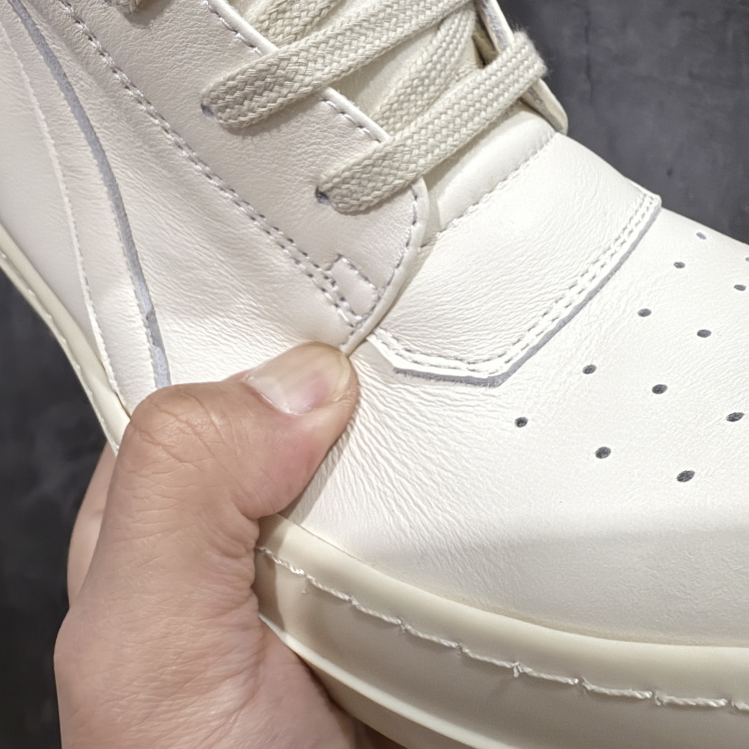 图片[4]-【莞顶渠道】RO欧文斯Rick owens 倒三角 纯白经典搭配色，独特的倒三角和长鞋舌设计 进口原料牛皮 莞产超级顶货 新配色陆续上架 产品只会越做越漂亮💯 鞋头采用原版一致工艺 又翘又歪的效果目前这个技术市面上的任何版本都达不到这个效果 私模开发 细节一步到位不敢说百分百💯保证有百分之98还原 慢工出细活 好的产品不怕晚 这次的开发针对艺术家 收藏家 高品质 的人群 水染粒面小牛皮材质，和针车间距都是极致还原！ 顶级头层的小牛皮，质感无敌，奢侈品的触感！ 定制品牌logo的拉链！超大一比一规格礼盒装，重达3斤以上，外加定制欧文斯保护盒！ 配有日文、英文，双语种配件卡片！细节诠释，一件不落。 鞋盒翻盖 三标，正面+底部都一一做到！虽然增加不了实质的成本，但是打磨产品的细节，再微小也会还原！ 尺码：35 36 37 38 39 40 41 42 43 44 45 46-选品中心