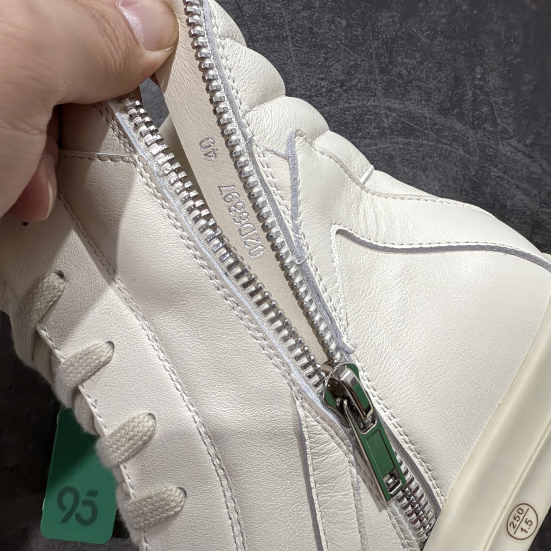 图片[8]-【莞顶渠道】RO欧文斯Rick owens 倒三角 纯白经典搭配色，独特的倒三角和长鞋舌设计 进口原料牛皮 莞产超级顶货 新配色陆续上架 产品只会越做越漂亮💯 鞋头采用原版一致工艺 又翘又歪的效果目前这个技术市面上的任何版本都达不到这个效果 私模开发 细节一步到位不敢说百分百💯保证有百分之98还原 慢工出细活 好的产品不怕晚 这次的开发针对艺术家 收藏家 高品质 的人群 水染粒面小牛皮材质，和针车间距都是极致还原！ 顶级头层的小牛皮，质感无敌，奢侈品的触感！ 定制品牌logo的拉链！超大一比一规格礼盒装，重达3斤以上，外加定制欧文斯保护盒！ 配有日文、英文，双语种配件卡片！细节诠释，一件不落。 鞋盒翻盖 三标，正面+底部都一一做到！虽然增加不了实质的成本，但是打磨产品的细节，再微小也会还原！ 尺码：35 36 37 38 39 40 41 42 43 44 45 46-选品中心