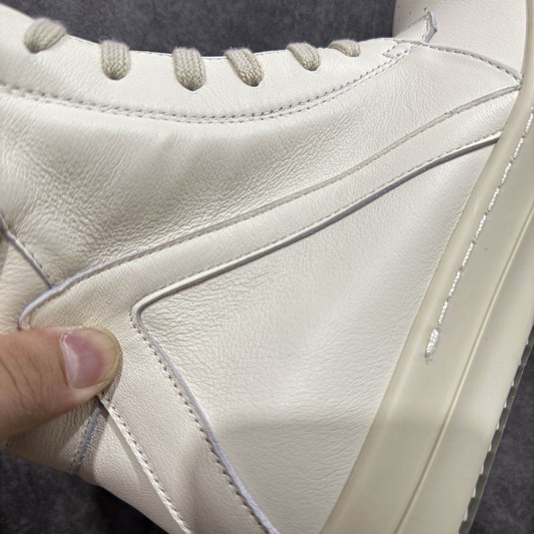 图片[3]-【莞顶渠道】RO欧文斯Rick owens 倒三角 纯白经典搭配色，独特的倒三角和长鞋舌设计 进口原料牛皮 莞产超级顶货 新配色陆续上架 产品只会越做越漂亮💯 鞋头采用原版一致工艺 又翘又歪的效果目前这个技术市面上的任何版本都达不到这个效果 私模开发 细节一步到位不敢说百分百💯保证有百分之98还原 慢工出细活 好的产品不怕晚 这次的开发针对艺术家 收藏家 高品质 的人群 水染粒面小牛皮材质，和针车间距都是极致还原！ 顶级头层的小牛皮，质感无敌，奢侈品的触感！ 定制品牌logo的拉链！超大一比一规格礼盒装，重达3斤以上，外加定制欧文斯保护盒！ 配有日文、英文，双语种配件卡片！细节诠释，一件不落。 鞋盒翻盖 三标，正面+底部都一一做到！虽然增加不了实质的成本，但是打磨产品的细节，再微小也会还原！ 尺码：35 36 37 38 39 40 41 42 43 44 45 46-选品中心