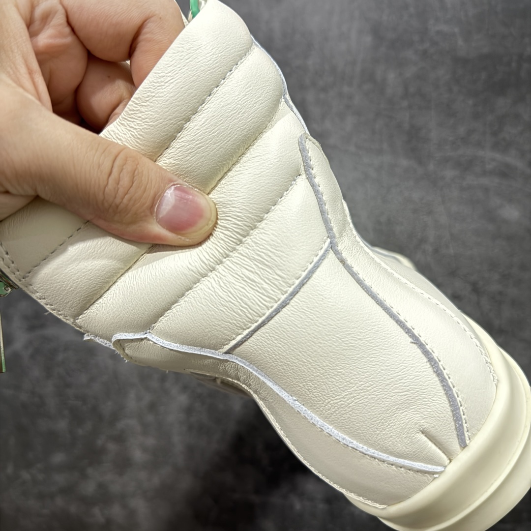 图片[2]-【莞顶渠道】RO欧文斯Rick owens 倒三角 纯白经典搭配色，独特的倒三角和长鞋舌设计 进口原料牛皮 莞产超级顶货 新配色陆续上架 产品只会越做越漂亮💯 鞋头采用原版一致工艺 又翘又歪的效果目前这个技术市面上的任何版本都达不到这个效果 私模开发 细节一步到位不敢说百分百💯保证有百分之98还原 慢工出细活 好的产品不怕晚 这次的开发针对艺术家 收藏家 高品质 的人群 水染粒面小牛皮材质，和针车间距都是极致还原！ 顶级头层的小牛皮，质感无敌，奢侈品的触感！ 定制品牌logo的拉链！超大一比一规格礼盒装，重达3斤以上，外加定制欧文斯保护盒！ 配有日文、英文，双语种配件卡片！细节诠释，一件不落。 鞋盒翻盖 三标，正面+底部都一一做到！虽然增加不了实质的成本，但是打磨产品的细节，再微小也会还原！ 尺码：35 36 37 38 39 40 41 42 43 44 45 46-选品中心