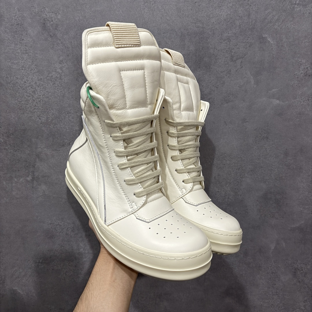 【莞顶渠道】RO欧文斯Rick owens 倒三角 纯白经典搭配色,独特的倒三角和长鞋舌设计 进口原料牛皮 莞产超级顶货 新配色陆续上架 产品只会越做越漂亮💯 鞋头采用原版一致工艺 又翘又歪的效果目前这个技术市面上的任何版本都达不到这个效果 私模开发 细节一步到位不敢说百分百💯保证有百分之98还原 慢工出细活 好的产品不怕晚 这次的开发针对艺术家 收藏家 高品质 的人群 水染粒面小牛皮材质,和针车间距都是极致还原! 顶级头层的小牛皮,质感无敌,奢侈品的触感! 定制品牌logo的拉链!超大一比一规格礼盒装,重达3斤以上,外加定制欧文斯保护盒! 配有日文、英文,双语种配件卡片!细节诠释,一件不落。 鞋盒翻盖 三标,正面+底部都一一做到!虽然增加不了实质的成本,但是打磨产品的细节,再微小也会还原! 尺码:35 36 37 38 39 40 41 42 43 44 45 46-选品中心