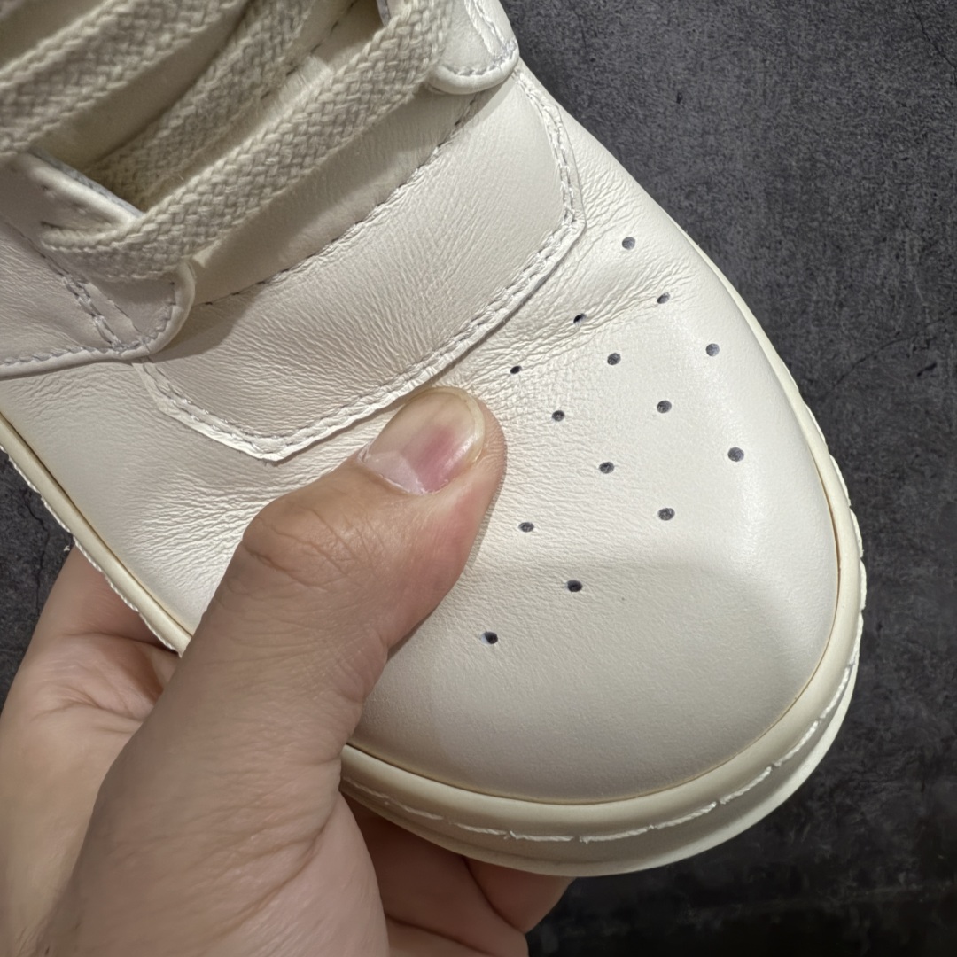 图片[5]-【莞顶渠道】RO欧文斯Rick owens 倒三角 纯白经典搭配色，独特的倒三角和长鞋舌设计 进口原料牛皮 莞产超级顶货 新配色陆续上架 产品只会越做越漂亮💯 鞋头采用原版一致工艺 又翘又歪的效果目前这个技术市面上的任何版本都达不到这个效果 私模开发 细节一步到位不敢说百分百💯保证有百分之98还原 慢工出细活 好的产品不怕晚 这次的开发针对艺术家 收藏家 高品质 的人群 水染粒面小牛皮材质，和针车间距都是极致还原！ 顶级头层的小牛皮，质感无敌，奢侈品的触感！ 定制品牌logo的拉链！超大一比一规格礼盒装，重达3斤以上，外加定制欧文斯保护盒！ 配有日文、英文，双语种配件卡片！细节诠释，一件不落。 鞋盒翻盖 三标，正面+底部都一一做到！虽然增加不了实质的成本，但是打磨产品的细节，再微小也会还原！ 尺码：35 36 37 38 39 40 41 42 43 44 45 46-选品中心