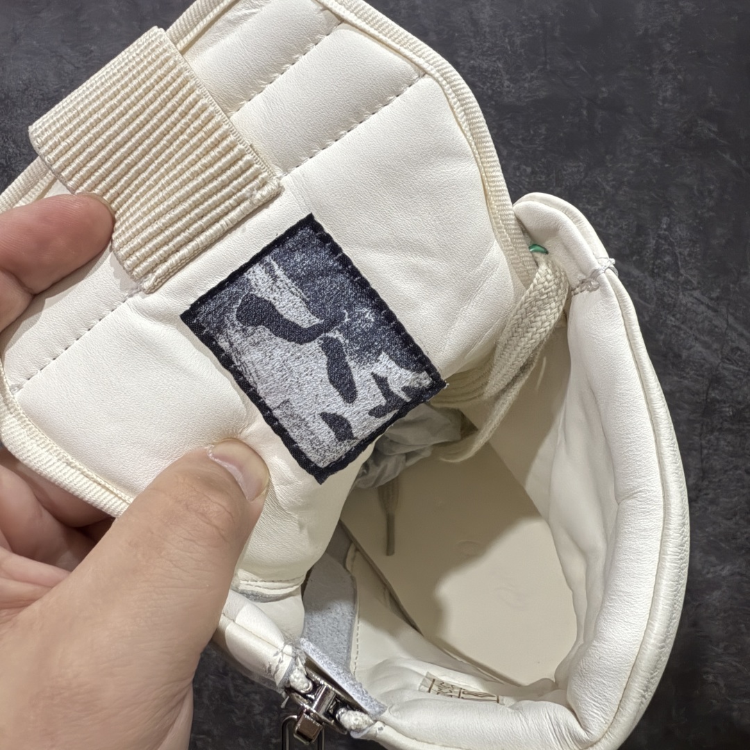 图片[7]-【莞顶渠道】RO欧文斯Rick owens 倒三角 纯白经典搭配色，独特的倒三角和长鞋舌设计 进口原料牛皮 莞产超级顶货 新配色陆续上架 产品只会越做越漂亮💯 鞋头采用原版一致工艺 又翘又歪的效果目前这个技术市面上的任何版本都达不到这个效果 私模开发 细节一步到位不敢说百分百💯保证有百分之98还原 慢工出细活 好的产品不怕晚 这次的开发针对艺术家 收藏家 高品质 的人群 水染粒面小牛皮材质，和针车间距都是极致还原！ 顶级头层的小牛皮，质感无敌，奢侈品的触感！ 定制品牌logo的拉链！超大一比一规格礼盒装，重达3斤以上，外加定制欧文斯保护盒！ 配有日文、英文，双语种配件卡片！细节诠释，一件不落。 鞋盒翻盖 三标，正面+底部都一一做到！虽然增加不了实质的成本，但是打磨产品的细节，再微小也会还原！ 尺码：35 36 37 38 39 40 41 42 43 44 45 46-选品中心