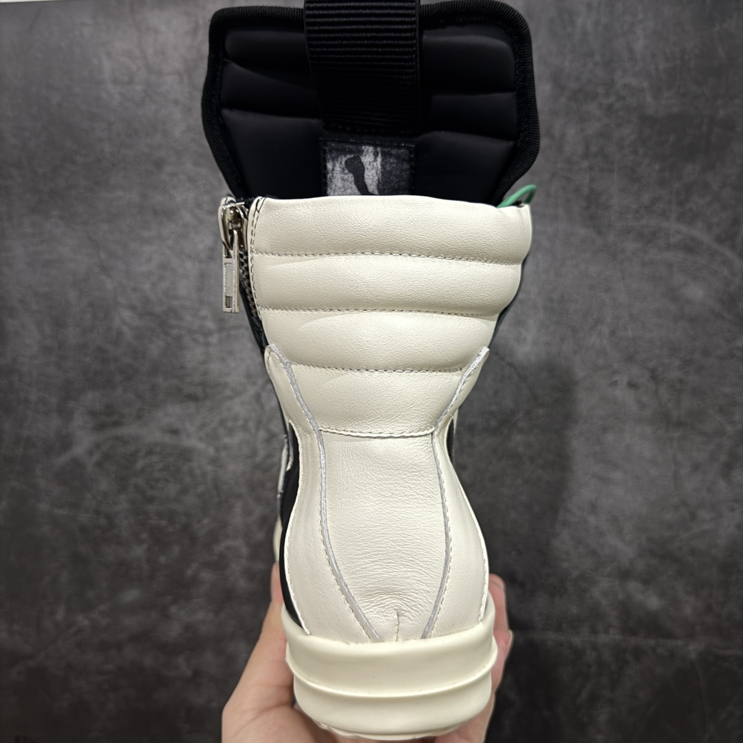 图片[4]-【莞顶渠道】RO欧文斯Rick owens 倒三角 黑白经典粗绑带搭配色，独特的倒三角和长鞋舌设计 进口原料牛皮 莞产超级顶货 新配色陆续上架 产品只会越做越漂亮💯 鞋头采用原版一致工艺 又翘又歪的效果目前这个技术市面上的任何版本都达不到这个效果 私模开发 细节一步到位不敢说百分百💯保证有百分之98还原 慢工出细活 好的产品不怕晚 这次的开发针对艺术家 收藏家 高品质 的人群 水染粒面小牛皮材质，和针车间距都是极致还原！ 顶级头层的小牛皮，质感无敌，奢侈品的触感！ 定制品牌logo的拉链！超大一比一规格礼盒装，重达3斤以上，外加定制欧文斯保护盒！ 配有日文、英文，双语种配件卡片！细节诠释，一件不落。 鞋盒翻盖 三标，正面+底部都一一做到！虽然增加不了实质的成本，但是打磨产品的细节，再微小也会还原！ 尺码：35 36 37 38 39 40 41 42 43 44 45 46-选品中心