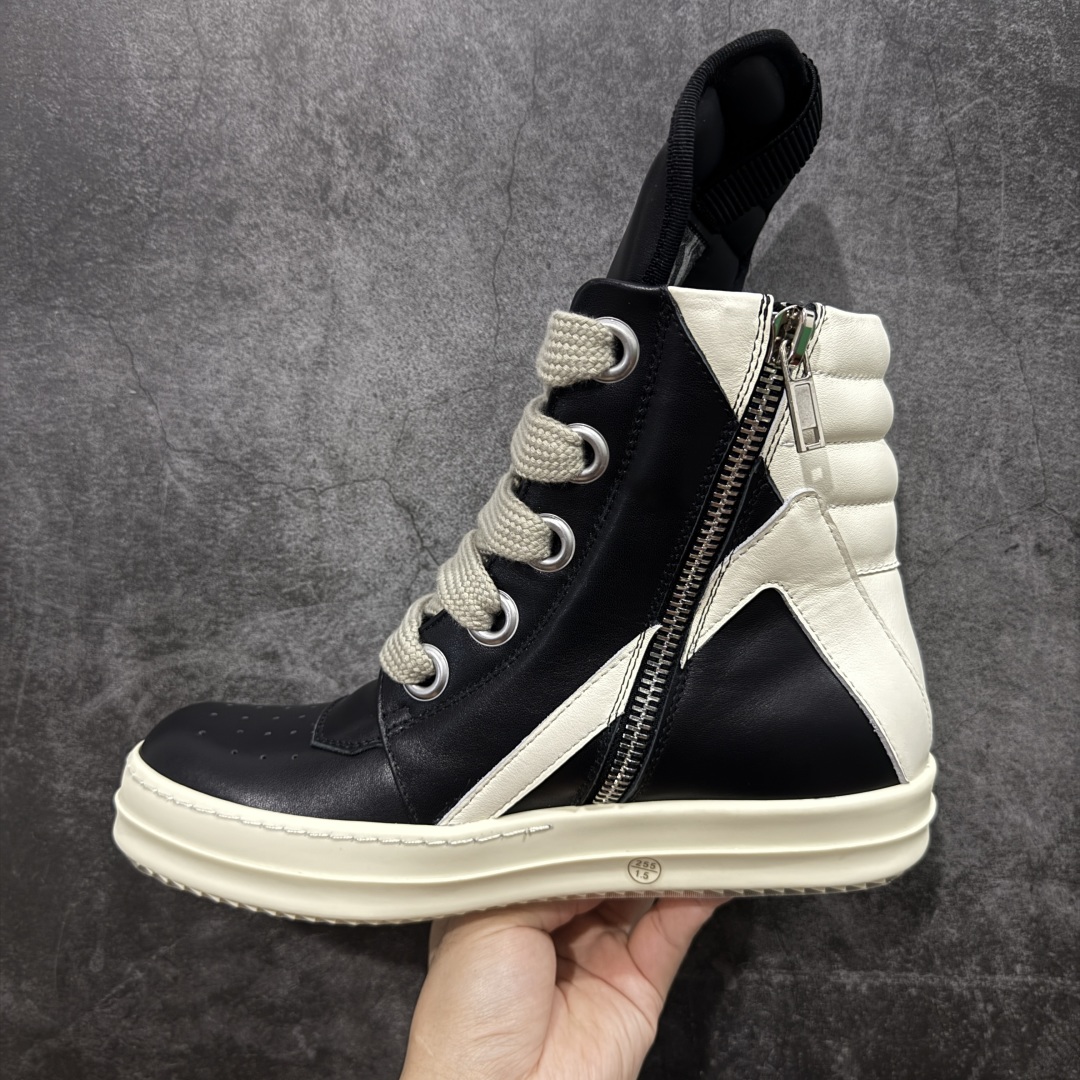 图片[2]-【莞顶渠道】RO欧文斯Rick owens 倒三角 黑白经典粗绑带搭配色，独特的倒三角和长鞋舌设计 进口原料牛皮 莞产超级顶货 新配色陆续上架 产品只会越做越漂亮💯 鞋头采用原版一致工艺 又翘又歪的效果目前这个技术市面上的任何版本都达不到这个效果 私模开发 细节一步到位不敢说百分百💯保证有百分之98还原 慢工出细活 好的产品不怕晚 这次的开发针对艺术家 收藏家 高品质 的人群 水染粒面小牛皮材质，和针车间距都是极致还原！ 顶级头层的小牛皮，质感无敌，奢侈品的触感！ 定制品牌logo的拉链！超大一比一规格礼盒装，重达3斤以上，外加定制欧文斯保护盒！ 配有日文、英文，双语种配件卡片！细节诠释，一件不落。 鞋盒翻盖 三标，正面+底部都一一做到！虽然增加不了实质的成本，但是打磨产品的细节，再微小也会还原！ 尺码：35 36 37 38 39 40 41 42 43 44 45 46-选品中心