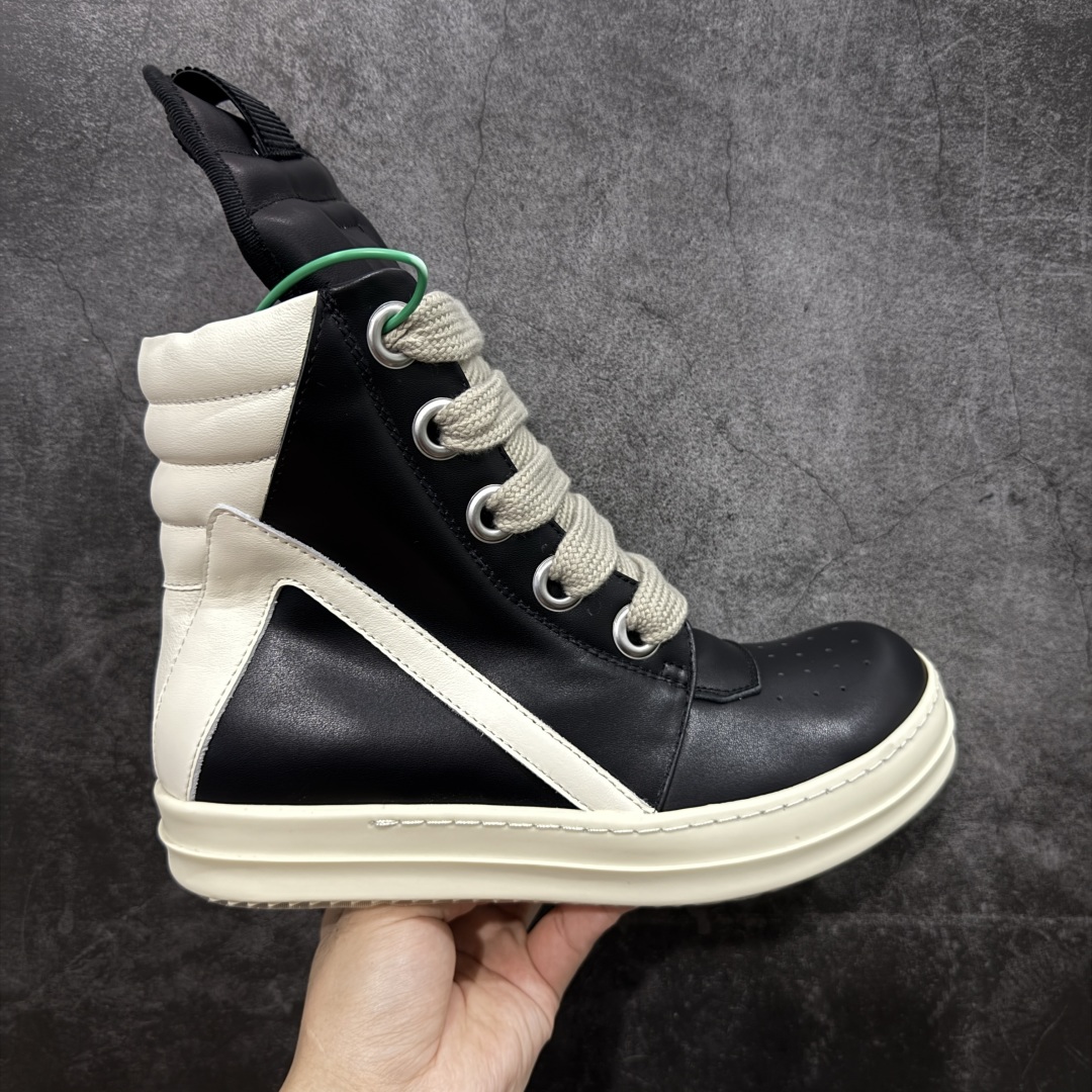 【莞顶渠道】RO欧文斯Rick owens 倒三角 黑白经典粗绑带搭配色,独特的倒三角和长鞋舌设计 进口原料牛皮 莞产超级顶货 新配色陆续上架 产品只会越做越漂亮💯 鞋头采用原版一致工艺 又翘又歪的效果目前这个技术市面上的任何版本都达不到这个效果 私模开发 细节一步到位不敢说百分百💯保证有百分之98还原 慢工出细活 好的产品不怕晚 这次的开发针对艺术家 收藏家 高品质 的人群 水染粒面小牛皮材质,和针车间距都是极致还原! 顶级头层的小牛皮,质感无敌,奢侈品的触感! 定制品牌logo的拉链!超大一比一规格礼盒装,重达3斤以上,外加定制欧文斯保护盒! 配有日文、英文,双语种配件卡片!细节诠释,一件不落。 鞋盒翻盖 三标,正面+底部都一一做到!虽然增加不了实质的成本,但是打磨产品的细节,再微小也会还原! 尺码:35 36 37 38 39 40 41 42 43 44 45 46-选品中心