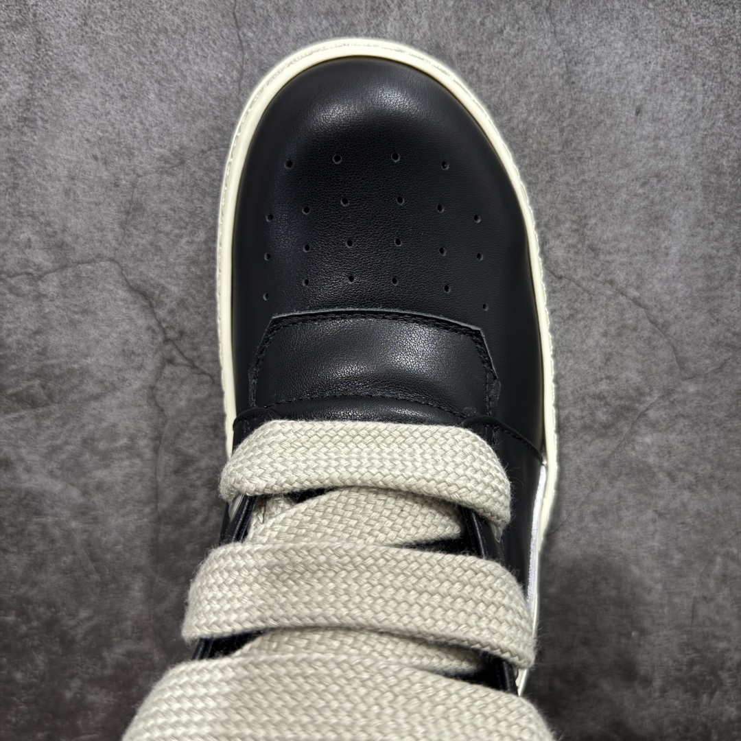 图片[5]-【莞顶渠道】RO欧文斯Rick owens 倒三角 黑白经典粗绑带搭配色，独特的倒三角和长鞋舌设计 进口原料牛皮 莞产超级顶货 新配色陆续上架 产品只会越做越漂亮💯 鞋头采用原版一致工艺 又翘又歪的效果目前这个技术市面上的任何版本都达不到这个效果 私模开发 细节一步到位不敢说百分百💯保证有百分之98还原 慢工出细活 好的产品不怕晚 这次的开发针对艺术家 收藏家 高品质 的人群 水染粒面小牛皮材质，和针车间距都是极致还原！ 顶级头层的小牛皮，质感无敌，奢侈品的触感！ 定制品牌logo的拉链！超大一比一规格礼盒装，重达3斤以上，外加定制欧文斯保护盒！ 配有日文、英文，双语种配件卡片！细节诠释，一件不落。 鞋盒翻盖 三标，正面+底部都一一做到！虽然增加不了实质的成本，但是打磨产品的细节，再微小也会还原！ 尺码：35 36 37 38 39 40 41 42 43 44 45 46-选品中心