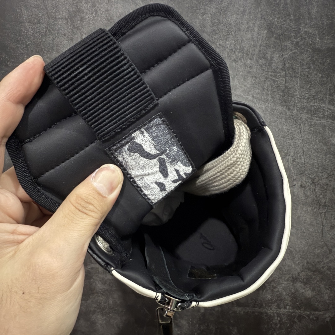 图片[6]-【莞顶渠道】RO欧文斯Rick owens 倒三角 黑白经典粗绑带搭配色，独特的倒三角和长鞋舌设计 进口原料牛皮 莞产超级顶货 新配色陆续上架 产品只会越做越漂亮💯 鞋头采用原版一致工艺 又翘又歪的效果目前这个技术市面上的任何版本都达不到这个效果 私模开发 细节一步到位不敢说百分百💯保证有百分之98还原 慢工出细活 好的产品不怕晚 这次的开发针对艺术家 收藏家 高品质 的人群 水染粒面小牛皮材质，和针车间距都是极致还原！ 顶级头层的小牛皮，质感无敌，奢侈品的触感！ 定制品牌logo的拉链！超大一比一规格礼盒装，重达3斤以上，外加定制欧文斯保护盒！ 配有日文、英文，双语种配件卡片！细节诠释，一件不落。 鞋盒翻盖 三标，正面+底部都一一做到！虽然增加不了实质的成本，但是打磨产品的细节，再微小也会还原！ 尺码：35 36 37 38 39 40 41 42 43 44 45 46-选品中心