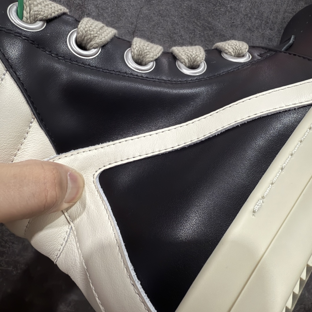 图片[3]-【莞顶渠道】RO欧文斯Rick owens 倒三角 黑白经典粗绑带搭配色，独特的倒三角和长鞋舌设计 进口原料牛皮 莞产超级顶货 新配色陆续上架 产品只会越做越漂亮💯 鞋头采用原版一致工艺 又翘又歪的效果目前这个技术市面上的任何版本都达不到这个效果 私模开发 细节一步到位不敢说百分百💯保证有百分之98还原 慢工出细活 好的产品不怕晚 这次的开发针对艺术家 收藏家 高品质 的人群 水染粒面小牛皮材质，和针车间距都是极致还原！ 顶级头层的小牛皮，质感无敌，奢侈品的触感！ 定制品牌logo的拉链！超大一比一规格礼盒装，重达3斤以上，外加定制欧文斯保护盒！ 配有日文、英文，双语种配件卡片！细节诠释，一件不落。 鞋盒翻盖 三标，正面+底部都一一做到！虽然增加不了实质的成本，但是打磨产品的细节，再微小也会还原！ 尺码：35 36 37 38 39 40 41 42 43 44 45 46-选品中心