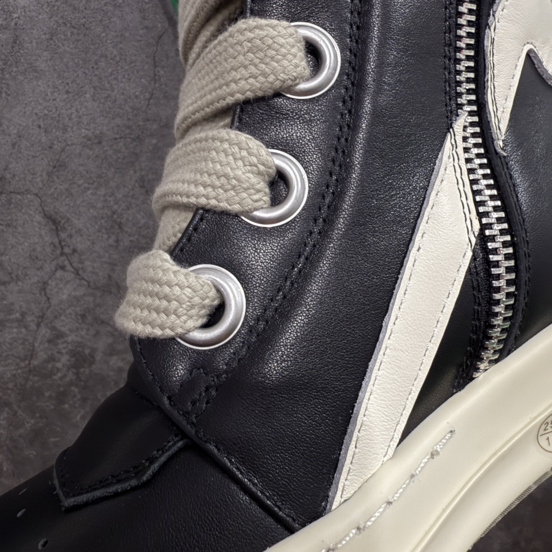 图片[8]-【莞顶渠道】RO欧文斯Rick owens 倒三角 黑白经典粗绑带搭配色，独特的倒三角和长鞋舌设计 进口原料牛皮 莞产超级顶货 新配色陆续上架 产品只会越做越漂亮💯 鞋头采用原版一致工艺 又翘又歪的效果目前这个技术市面上的任何版本都达不到这个效果 私模开发 细节一步到位不敢说百分百💯保证有百分之98还原 慢工出细活 好的产品不怕晚 这次的开发针对艺术家 收藏家 高品质 的人群 水染粒面小牛皮材质，和针车间距都是极致还原！ 顶级头层的小牛皮，质感无敌，奢侈品的触感！ 定制品牌logo的拉链！超大一比一规格礼盒装，重达3斤以上，外加定制欧文斯保护盒！ 配有日文、英文，双语种配件卡片！细节诠释，一件不落。 鞋盒翻盖 三标，正面+底部都一一做到！虽然增加不了实质的成本，但是打磨产品的细节，再微小也会还原！ 尺码：35 36 37 38 39 40 41 42 43 44 45 46-选品中心