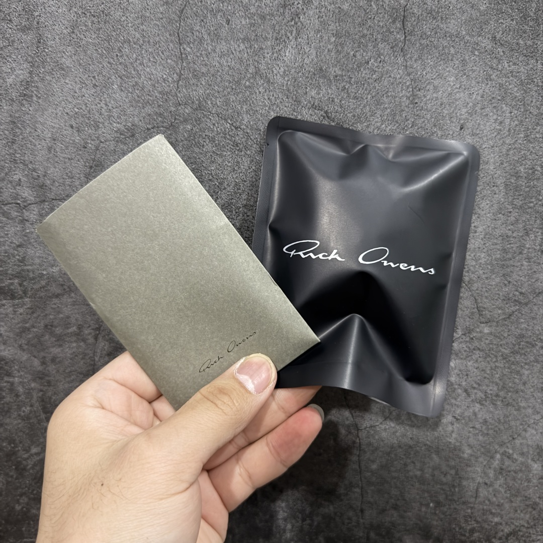 图片[9]-【莞顶渠道】RO欧文斯Rick owens 倒三角 黑白经典粗绑带搭配色，独特的倒三角和长鞋舌设计 进口原料牛皮 莞产超级顶货 新配色陆续上架 产品只会越做越漂亮💯 鞋头采用原版一致工艺 又翘又歪的效果目前这个技术市面上的任何版本都达不到这个效果 私模开发 细节一步到位不敢说百分百💯保证有百分之98还原 慢工出细活 好的产品不怕晚 这次的开发针对艺术家 收藏家 高品质 的人群 水染粒面小牛皮材质，和针车间距都是极致还原！ 顶级头层的小牛皮，质感无敌，奢侈品的触感！ 定制品牌logo的拉链！超大一比一规格礼盒装，重达3斤以上，外加定制欧文斯保护盒！ 配有日文、英文，双语种配件卡片！细节诠释，一件不落。 鞋盒翻盖 三标，正面+底部都一一做到！虽然增加不了实质的成本，但是打磨产品的细节，再微小也会还原！ 尺码：35 36 37 38 39 40 41 42 43 44 45 46-选品中心