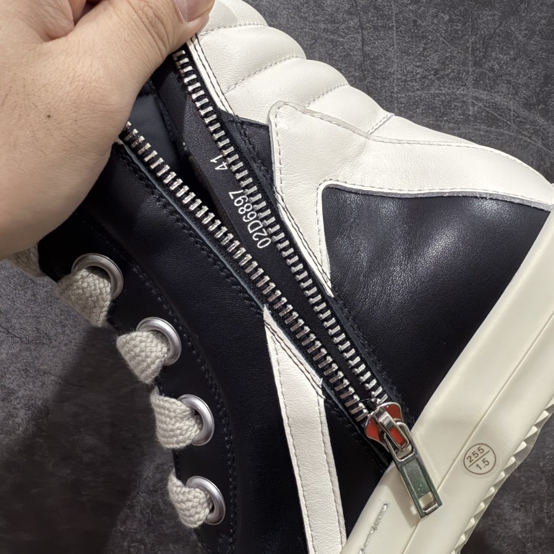 图片[7]-【莞顶渠道】RO欧文斯Rick owens 倒三角 黑白经典粗绑带搭配色，独特的倒三角和长鞋舌设计 进口原料牛皮 莞产超级顶货 新配色陆续上架 产品只会越做越漂亮💯 鞋头采用原版一致工艺 又翘又歪的效果目前这个技术市面上的任何版本都达不到这个效果 私模开发 细节一步到位不敢说百分百💯保证有百分之98还原 慢工出细活 好的产品不怕晚 这次的开发针对艺术家 收藏家 高品质 的人群 水染粒面小牛皮材质，和针车间距都是极致还原！ 顶级头层的小牛皮，质感无敌，奢侈品的触感！ 定制品牌logo的拉链！超大一比一规格礼盒装，重达3斤以上，外加定制欧文斯保护盒！ 配有日文、英文，双语种配件卡片！细节诠释，一件不落。 鞋盒翻盖 三标，正面+底部都一一做到！虽然增加不了实质的成本，但是打磨产品的细节，再微小也会还原！ 尺码：35 36 37 38 39 40 41 42 43 44 45 46-选品中心