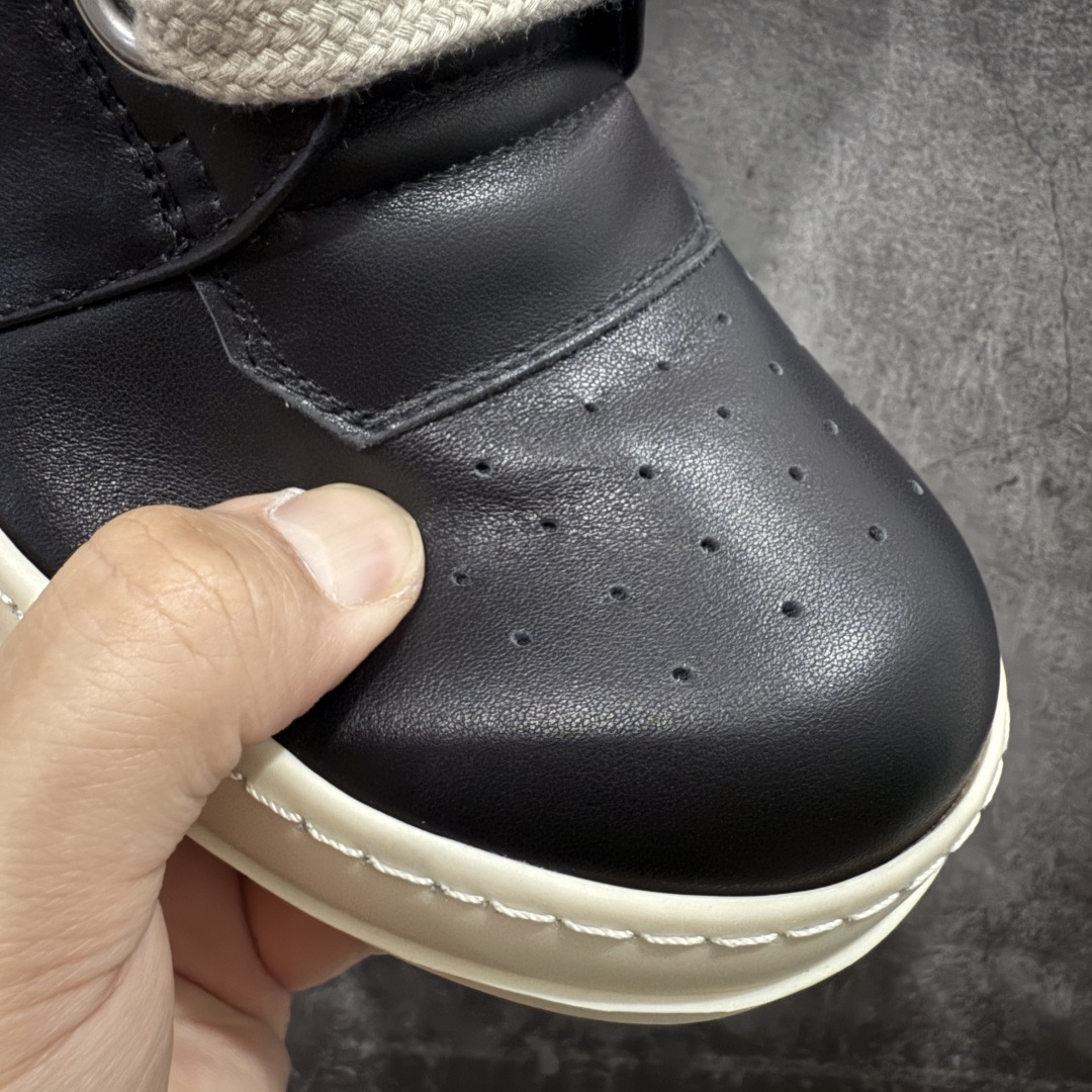 图片[4]-【莞顶渠道】RO欧文斯Rick owens 倒三角 黑白经典粗绑带搭配色，独特的倒三角和长鞋舌设计 进口原料牛皮 莞产超级顶货 新配色陆续上架 产品只会越做越漂亮💯 鞋头采用原版一致工艺 又翘又歪的效果目前这个技术市面上的任何版本都达不到这个效果 私模开发 细节一步到位不敢说百分百💯保证有百分之98还原 慢工出细活 好的产品不怕晚 这次的开发针对艺术家 收藏家 高品质 的人群 水染粒面小牛皮材质，和针车间距都是极致还原！ 顶级头层的小牛皮，质感无敌，奢侈品的触感！ 定制品牌logo的拉链！超大一比一规格礼盒装，重达3斤以上，外加定制欧文斯保护盒！ 配有日文、英文，双语种配件卡片！细节诠释，一件不落。 鞋盒翻盖 三标，正面+底部都一一做到！虽然增加不了实质的成本，但是打磨产品的细节，再微小也会还原！ 尺码：35 36 37 38 39 40 41 42 43 44 45 46-选品中心