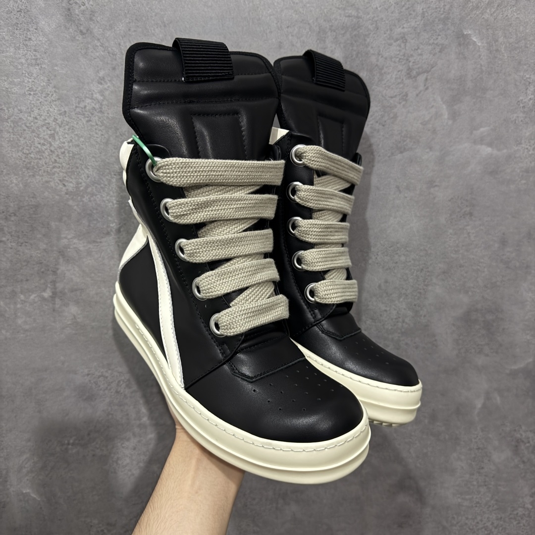 【莞顶渠道】RO欧文斯Rick owens 倒三角 黑白经典粗绑带搭配色,独特的倒三角和长鞋舌设计 进口原料牛皮 莞产超级顶货 新配色陆续上架 产品只会越做越漂亮💯 鞋头采用原版一致工艺 又翘又歪的效果目前这个技术市面上的任何版本都达不到这个效果 私模开发 细节一步到位不敢说百分百💯保证有百分之98还原 慢工出细活 好的产品不怕晚 这次的开发针对艺术家 收藏家 高品质 的人群 水染粒面小牛皮材质,和针车间距都是极致还原! 顶级头层的小牛皮,质感无敌,奢侈品的触感! 定制品牌logo的拉链!超大一比一规格礼盒装,重达3斤以上,外加定制欧文斯保护盒! 配有日文、英文,双语种配件卡片!细节诠释,一件不落。 鞋盒翻盖 三标,正面+底部都一一做到!虽然增加不了实质的成本,但是打磨产品的细节,再微小也会还原! 尺码:35 36 37 38 39 40 41 42 43 44 45 46-选品中心