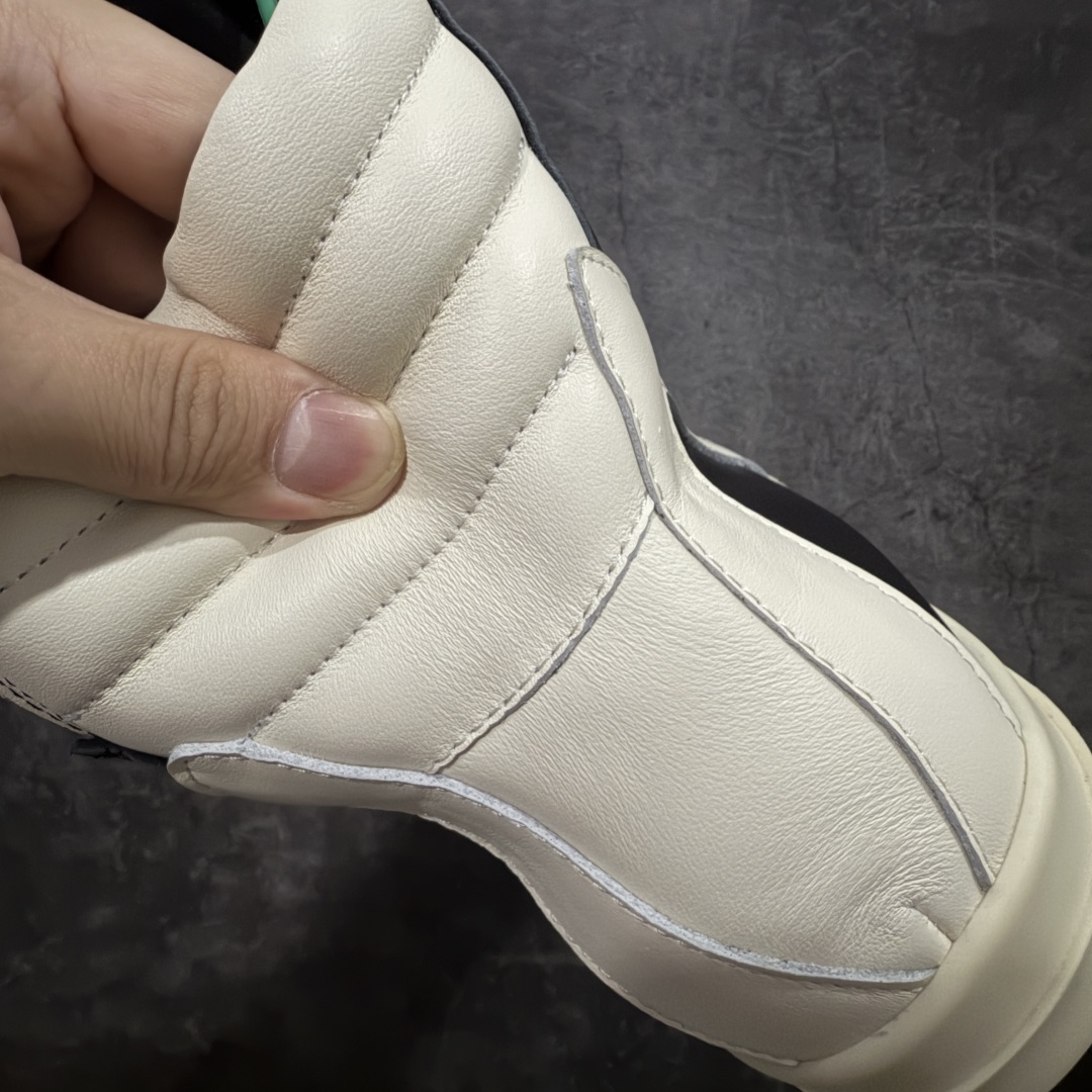 图片[2]-【莞顶渠道】RO欧文斯Rick owens 倒三角 黑白经典粗绑带搭配色，独特的倒三角和长鞋舌设计 进口原料牛皮 莞产超级顶货 新配色陆续上架 产品只会越做越漂亮💯 鞋头采用原版一致工艺 又翘又歪的效果目前这个技术市面上的任何版本都达不到这个效果 私模开发 细节一步到位不敢说百分百💯保证有百分之98还原 慢工出细活 好的产品不怕晚 这次的开发针对艺术家 收藏家 高品质 的人群 水染粒面小牛皮材质，和针车间距都是极致还原！ 顶级头层的小牛皮，质感无敌，奢侈品的触感！ 定制品牌logo的拉链！超大一比一规格礼盒装，重达3斤以上，外加定制欧文斯保护盒！ 配有日文、英文，双语种配件卡片！细节诠释，一件不落。 鞋盒翻盖 三标，正面+底部都一一做到！虽然增加不了实质的成本，但是打磨产品的细节，再微小也会还原！ 尺码：35 36 37 38 39 40 41 42 43 44 45 46-选品中心