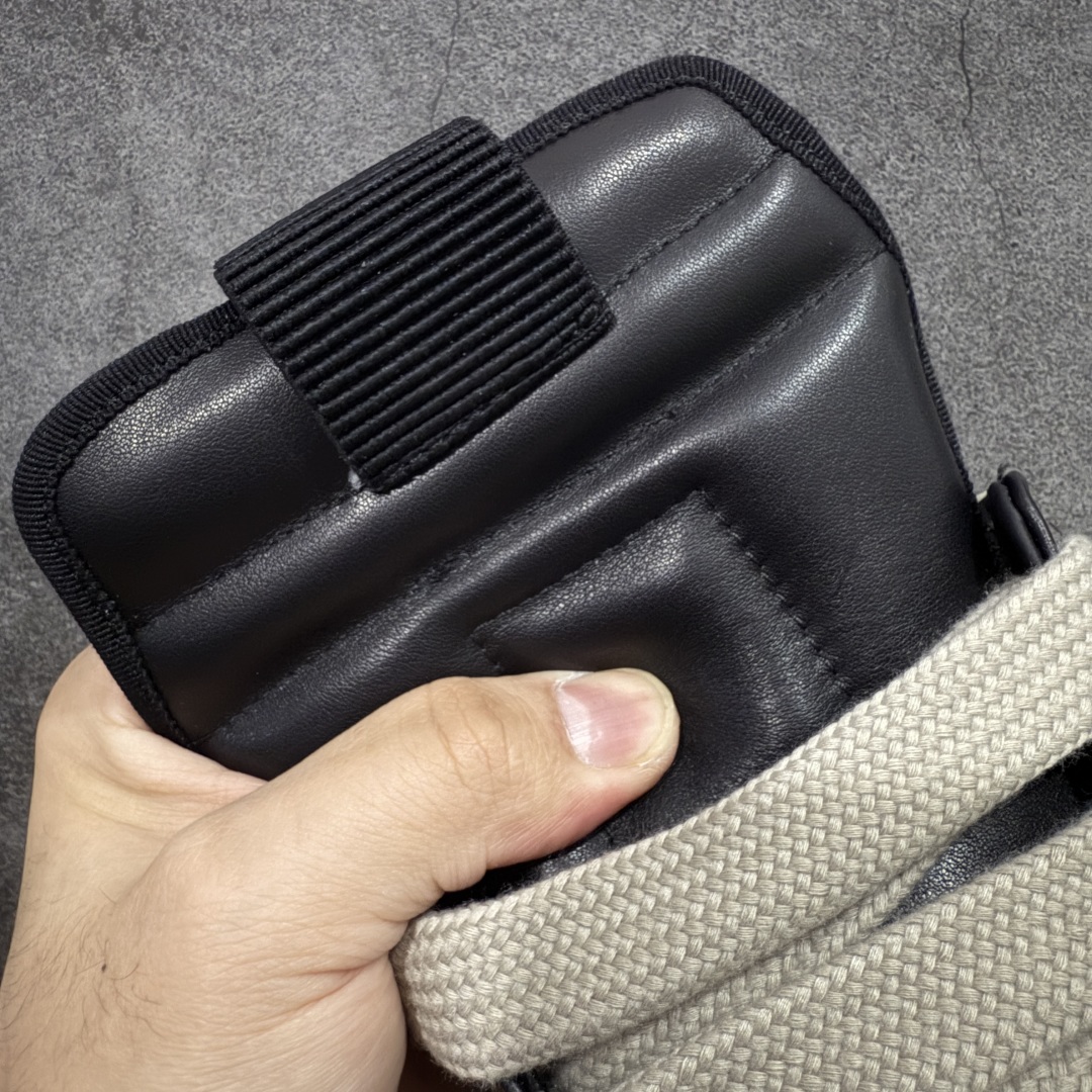 图片[5]-【莞顶渠道】RO欧文斯Rick owens 倒三角 黑白经典粗绑带搭配色，独特的倒三角和长鞋舌设计 进口原料牛皮 莞产超级顶货 新配色陆续上架 产品只会越做越漂亮💯 鞋头采用原版一致工艺 又翘又歪的效果目前这个技术市面上的任何版本都达不到这个效果 私模开发 细节一步到位不敢说百分百💯保证有百分之98还原 慢工出细活 好的产品不怕晚 这次的开发针对艺术家 收藏家 高品质 的人群 水染粒面小牛皮材质，和针车间距都是极致还原！ 顶级头层的小牛皮，质感无敌，奢侈品的触感！ 定制品牌logo的拉链！超大一比一规格礼盒装，重达3斤以上，外加定制欧文斯保护盒！ 配有日文、英文，双语种配件卡片！细节诠释，一件不落。 鞋盒翻盖 三标，正面+底部都一一做到！虽然增加不了实质的成本，但是打磨产品的细节，再微小也会还原！ 尺码：35 36 37 38 39 40 41 42 43 44 45 46-选品中心