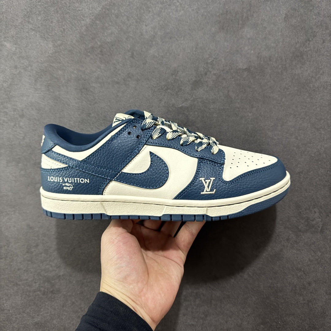 【定制版】Louis Vuitton x Nk SB Dunk Low Lv联名 Dunk系列复古低帮休闲百搭板鞋 SC0601-477 公司级版本 定制鞋盒 大厂流水作业生产 超高清洁度 皮料切割干净无任何毛边 细节完美   尺码:36 36.5 37.5 38 38.5 39 40 40.5 41 42 42.5 43 44 44.5 45 编码:HXSB330340-选品中心