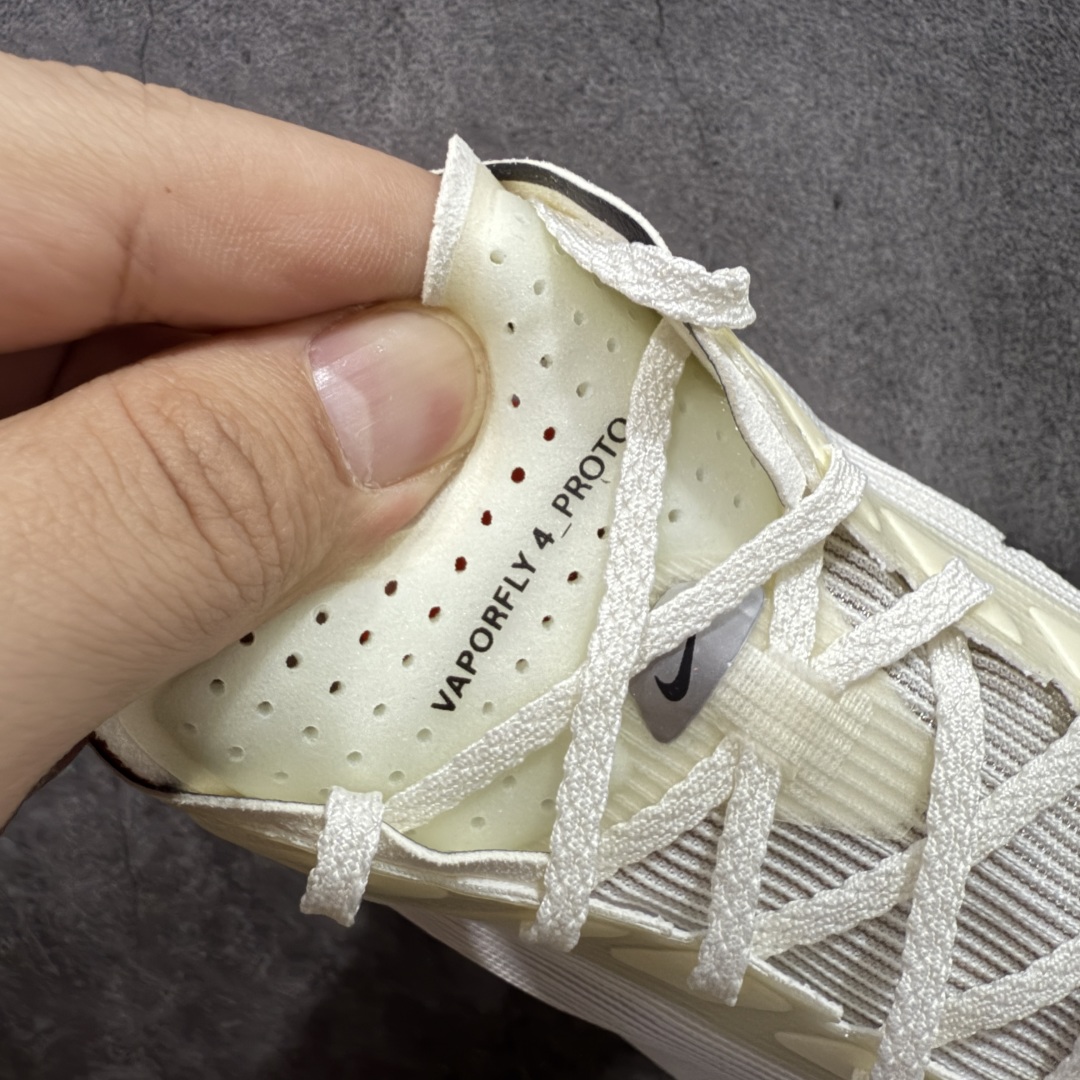 图片[5]-【XE纯原版】Nike ZoomX Vaporfly NEXT%4 减震马拉松跑步鞋 HF6413-100 全掌真碳板 原楦原纸版数据开发  目前市场最强品质 原版购入开发 原版定制网纱鞋面 分体式组合大底 中间层夹心全掌抗扭碳板 下层一次ReactX泡棉 区别市场一体底 超高质检清洁度 一切材质配件均与原版一致 原楦原纸板开发 匹配原版98%以上 完美弧度版型 原厂鞋标 立体反光鞋盒标 高端玩家必推版本 高价零售必推版本 欢迎对比市面任意版本‼️ 这双鞋简直是时尚与科技的完美融合，质感爆棚，搭配超亮眼的银色大勾子，瞬间成为街头焦点。不仅颜值在线，缓震性能更是一绝 不管是日常出街还是慢跑锻炼，都能给双脚极致舒适体验。  码数超全，36- 46 码任你选！别犹豫啦，穿上它，轻松走出潮流范，开启你的时尚运动新旅程 码段：36-46-选品中心