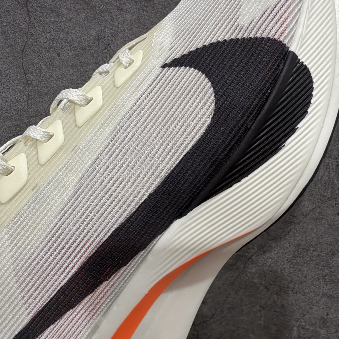 图片[4]-【XE纯原版】Nike ZoomX Vaporfly NEXT%4 减震马拉松跑步鞋 HF6413-100 全掌真碳板 原楦原纸版数据开发  目前市场最强品质 原版购入开发 原版定制网纱鞋面 分体式组合大底 中间层夹心全掌抗扭碳板 下层一次ReactX泡棉 区别市场一体底 超高质检清洁度 一切材质配件均与原版一致 原楦原纸板开发 匹配原版98%以上 完美弧度版型 原厂鞋标 立体反光鞋盒标 高端玩家必推版本 高价零售必推版本 欢迎对比市面任意版本‼️ 这双鞋简直是时尚与科技的完美融合，质感爆棚，搭配超亮眼的银色大勾子，瞬间成为街头焦点。不仅颜值在线，缓震性能更是一绝 不管是日常出街还是慢跑锻炼，都能给双脚极致舒适体验。  码数超全，36- 46 码任你选！别犹豫啦，穿上它，轻松走出潮流范，开启你的时尚运动新旅程 码段：36-46-选品中心