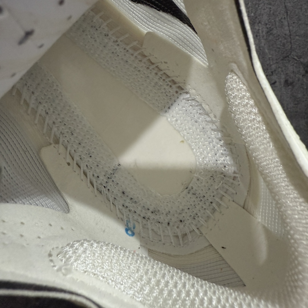 图片[9]-【XE纯原版】Nike ZoomX Vaporfly NEXT%4 减震马拉松跑步鞋 HF6413-100 全掌真碳板 原楦原纸版数据开发  目前市场最强品质 原版购入开发 原版定制网纱鞋面 分体式组合大底 中间层夹心全掌抗扭碳板 下层一次ReactX泡棉 区别市场一体底 超高质检清洁度 一切材质配件均与原版一致 原楦原纸板开发 匹配原版98%以上 完美弧度版型 原厂鞋标 立体反光鞋盒标 高端玩家必推版本 高价零售必推版本 欢迎对比市面任意版本‼️ 这双鞋简直是时尚与科技的完美融合，质感爆棚，搭配超亮眼的银色大勾子，瞬间成为街头焦点。不仅颜值在线，缓震性能更是一绝 不管是日常出街还是慢跑锻炼，都能给双脚极致舒适体验。  码数超全，36- 46 码任你选！别犹豫啦，穿上它，轻松走出潮流范，开启你的时尚运动新旅程 码段：36-46-选品中心