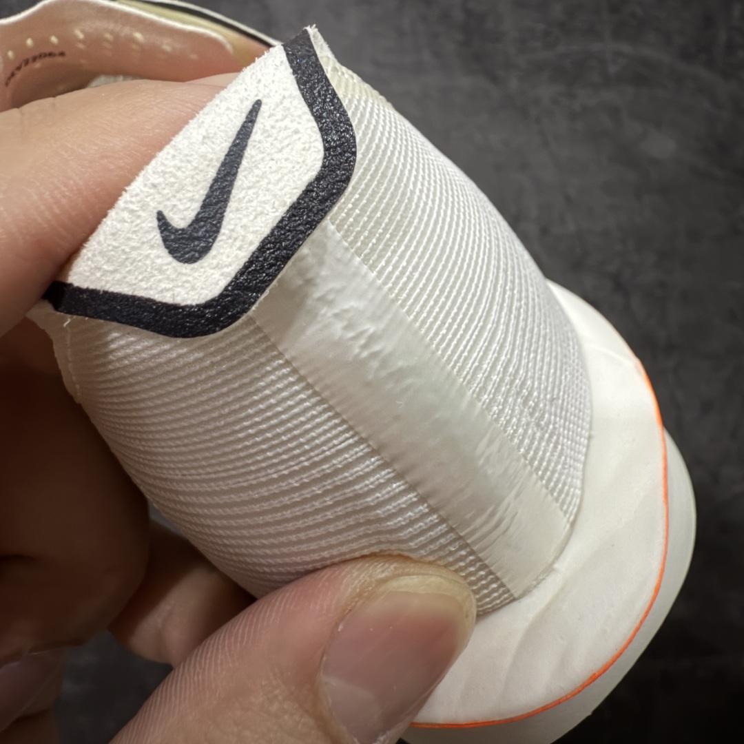 图片[2]-【XE纯原版】Nike ZoomX Vaporfly NEXT%4 减震马拉松跑步鞋 HF6413-100 全掌真碳板 原楦原纸版数据开发  目前市场最强品质 原版购入开发 原版定制网纱鞋面 分体式组合大底 中间层夹心全掌抗扭碳板 下层一次ReactX泡棉 区别市场一体底 超高质检清洁度 一切材质配件均与原版一致 原楦原纸板开发 匹配原版98%以上 完美弧度版型 原厂鞋标 立体反光鞋盒标 高端玩家必推版本 高价零售必推版本 欢迎对比市面任意版本‼️ 这双鞋简直是时尚与科技的完美融合，质感爆棚，搭配超亮眼的银色大勾子，瞬间成为街头焦点。不仅颜值在线，缓震性能更是一绝 不管是日常出街还是慢跑锻炼，都能给双脚极致舒适体验。  码数超全，36- 46 码任你选！别犹豫啦，穿上它，轻松走出潮流范，开启你的时尚运动新旅程 码段：36-46-选品中心