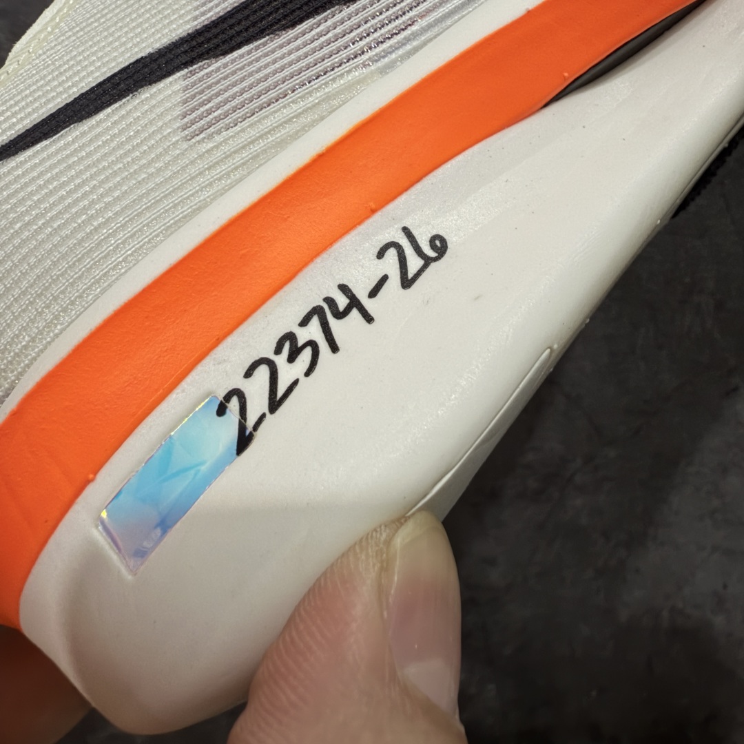 图片[3]-【XE纯原版】Nike ZoomX Vaporfly NEXT%4 减震马拉松跑步鞋 HF6413-100 全掌真碳板 原楦原纸版数据开发  目前市场最强品质 原版购入开发 原版定制网纱鞋面 分体式组合大底 中间层夹心全掌抗扭碳板 下层一次ReactX泡棉 区别市场一体底 超高质检清洁度 一切材质配件均与原版一致 原楦原纸板开发 匹配原版98%以上 完美弧度版型 原厂鞋标 立体反光鞋盒标 高端玩家必推版本 高价零售必推版本 欢迎对比市面任意版本‼️ 这双鞋简直是时尚与科技的完美融合，质感爆棚，搭配超亮眼的银色大勾子，瞬间成为街头焦点。不仅颜值在线，缓震性能更是一绝 不管是日常出街还是慢跑锻炼，都能给双脚极致舒适体验。  码数超全，36- 46 码任你选！别犹豫啦，穿上它，轻松走出潮流范，开启你的时尚运动新旅程 码段：36-46-选品中心